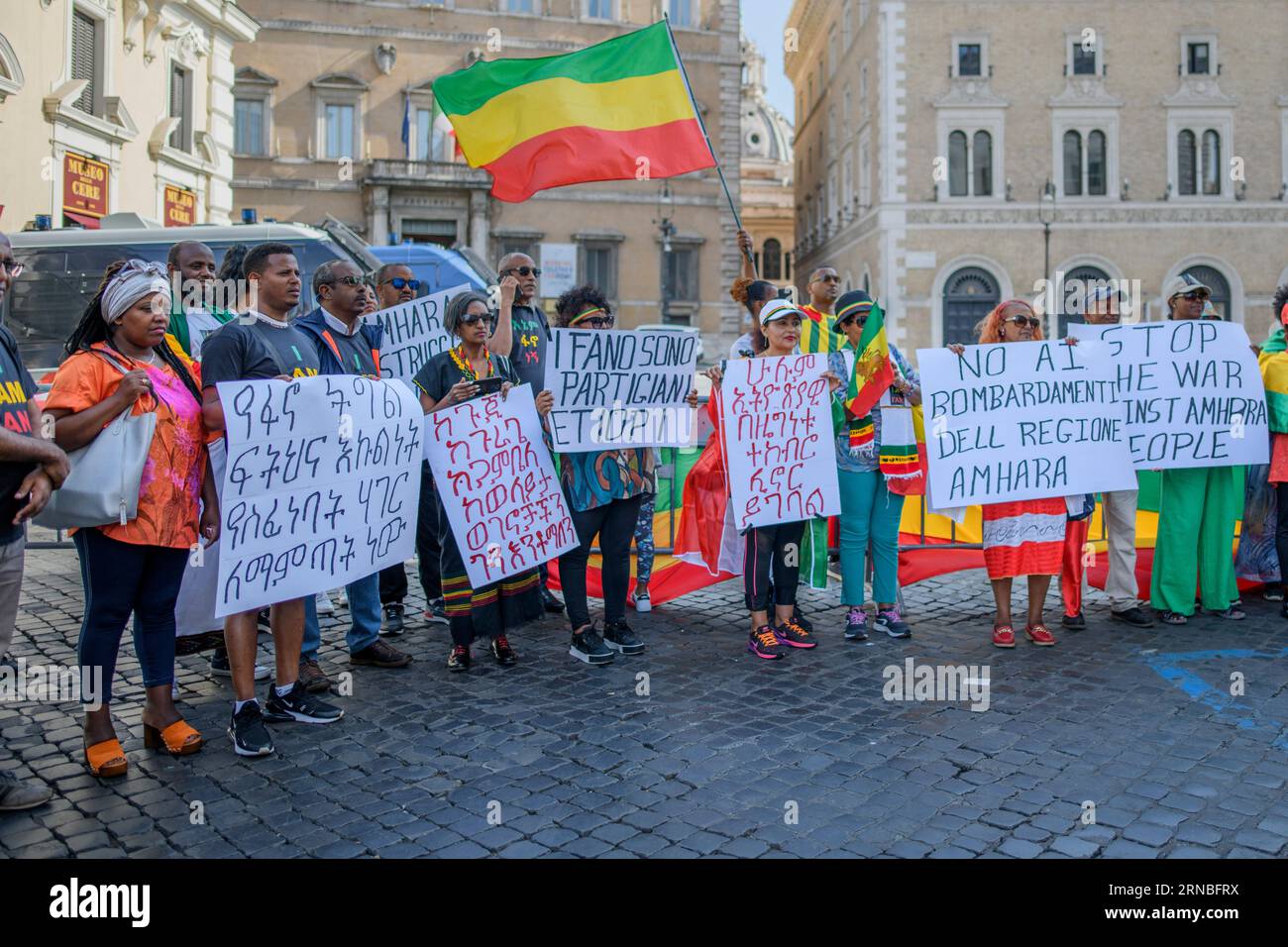 Rom, Italien. August 2023 31. Äthiopische Männer und Frauen der ethnischen Gruppe der Amhara halten Plakate auf, auf denen während der Protestdemonstration gegen die Verfolgung der Amhara in Äthiopien in Rom das Ende der Verfolgung gegen das Volk der Amhara gefordert wird.nach Angaben des Hohen Kommissars der Vereinten Nationen für Menschenrechte (OHCHR), mindestens 183 Menschen wurden bei Zusammenstößen in der Region Amhara getötet. Nach der Ausrufung des Ausnahmezustands wurden mindestens 1.000 Personen verhaftet: Viele von ihnen gehörten der ethnischen Gruppe der Amhara an und verdächtigten, die Fano-Milizen zu unterstützen ('vo Stockfoto
