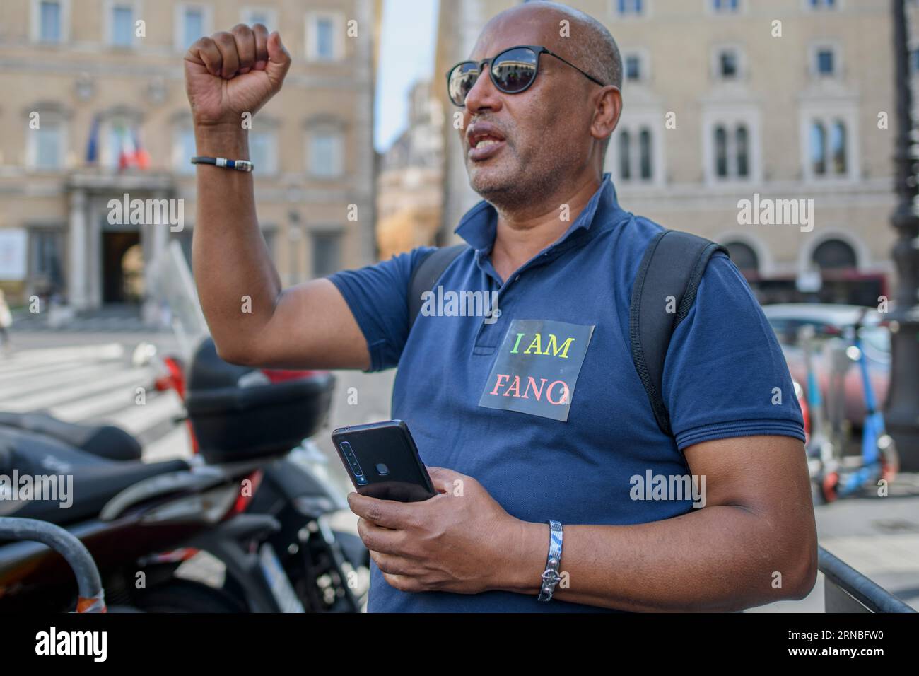Rom, Italien. August 2023 31. Ein äthiopischer Mann mit Amhara-ethnischer Zugehörigkeit lobt die Fano-Milizen während der Protestdemonstration gegen die Verfolgung der Amhara in Äthiopien, die in Rom stattfand.nach Angaben des Hohen Kommissars der Vereinten Nationen für Menschenrechte (OHCHR) sind in der Region Amhara mindestens 183 Menschen bei Zusammenstößen getötet worden. Nach der Ausrufung des Ausnahmezustands wurden mindestens 1.000 Personen verhaftet: Viele von ihnen gehörten der ethnischen Gruppe der Amhara an und verdächtigten die Fano-Milizen („Freiwillige Kämpfer“ in Amharisch) zu unterstützen, die sich weigern, in die föderale Armee aufgenommen zu werden Stockfoto