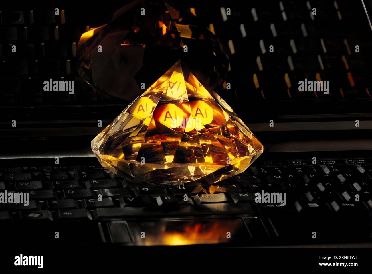 KI, künstliche Intelligenz der neue Diamant der Informationstechnologie, farbenfrohes Bild mit Nahaufnahme von Laptop und Diamant Stockfoto