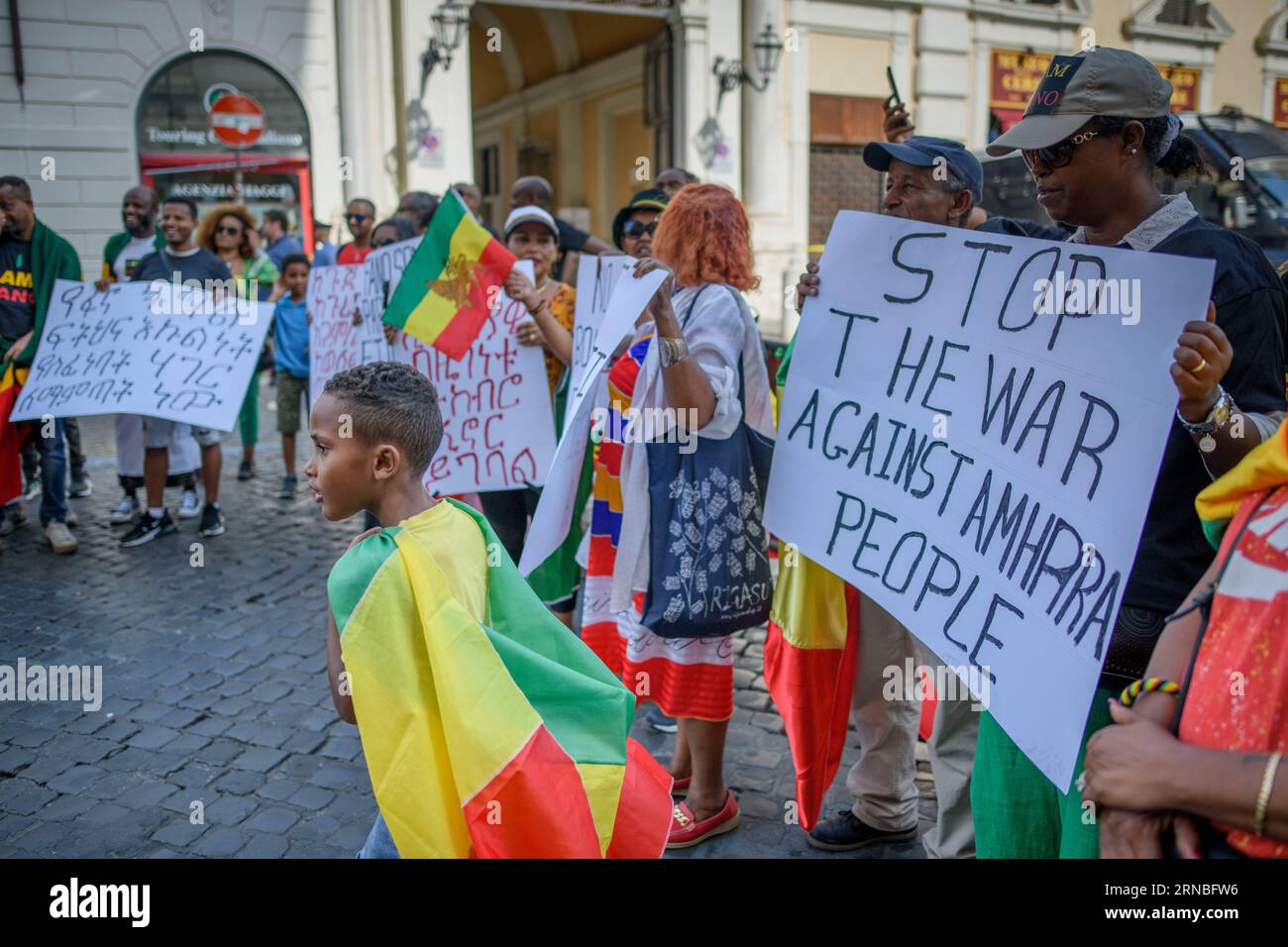 Rom, Italien. August 2023 31. Ein äthiopisches Kind der ethnischen Gruppe der Amhara mit der äthiopischen Flagge auf seinen Schultern während des Protestes gegen die Verfolgung der Amhara in Äthiopien, der in Rom stattfand. Nach Angaben des Hohen Kommissars der Vereinten Nationen für Menschenrechte (OHCHR) sind in der Region Amhara mindestens 183 Menschen bei Zusammenstößen ums Leben gekommen. Nach der Ausrufung des Ausnahmezustands wurden mindestens 1.000 Menschen verhaftet: Viele gehören der ethnischen Gruppe der Amhara an und stehen im Verdacht, die Fano-Milizen („freiwillige Kämpfer“ in Amharisch) zu unterstützen, die sich weigern, in die aufgenommen zu werden Stockfoto