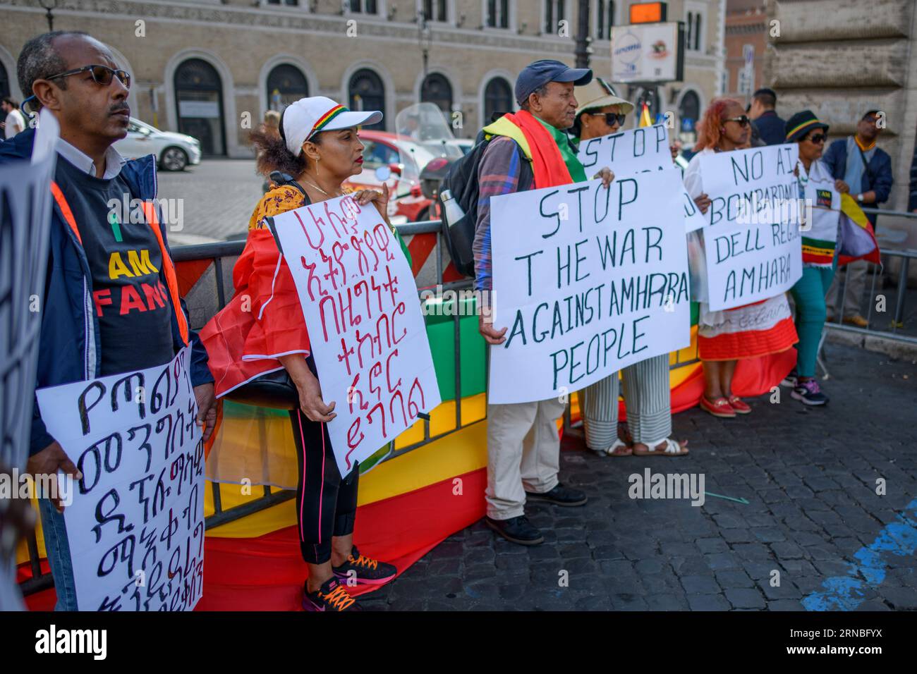 Rom, Italien. August 2023 31. Äthiopische Männer und Frauen der ethnischen Gruppe der Amhara halten Plakate auf, auf denen während der Protestdemonstration gegen die Verfolgung der Amhara in Äthiopien in Rom das Ende der Verfolgung gegen das Volk der Amhara gefordert wird.nach Angaben des Hohen Kommissars der Vereinten Nationen für Menschenrechte (OHCHR), mindestens 183 Menschen wurden bei Zusammenstößen in der Region Amhara getötet. Nach der Ausrufung des Ausnahmezustands wurden mindestens 1.000 Personen verhaftet: Viele von ihnen gehörten der ethnischen Gruppe der Amhara an und verdächtigten, die Fano-Milizen zu unterstützen ('vo Stockfoto