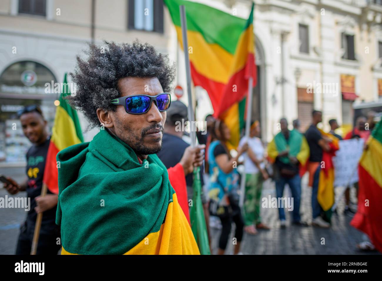 Rom, Italien. August 2023 31. Ein äthiopischer Mann der Amhara-ethnischen Gruppe während des Protestes gegen die Verfolgung der Amhara in Äthiopien, der in Rom stattfand. Nach Angaben des Hohen Kommissars der Vereinten Nationen für Menschenrechte (OHCHR) sind in der Region Amhara mindestens 183 Menschen bei Zusammenstößen ums Leben gekommen. Nach der Ausrufung des Ausnahmezustands wurden mindestens 1.000 Personen verhaftet: Viele von ihnen gehörten der ethnischen Gruppe der Amhara an und verdächtigten die Fano-Milizen („Freiwillige Kämpfer“ in Amharisch) zu unterstützen, die sich weigern, in die Bundesarmee aufgenommen zu werden. (Bild: © Marcello Va Stockfoto
