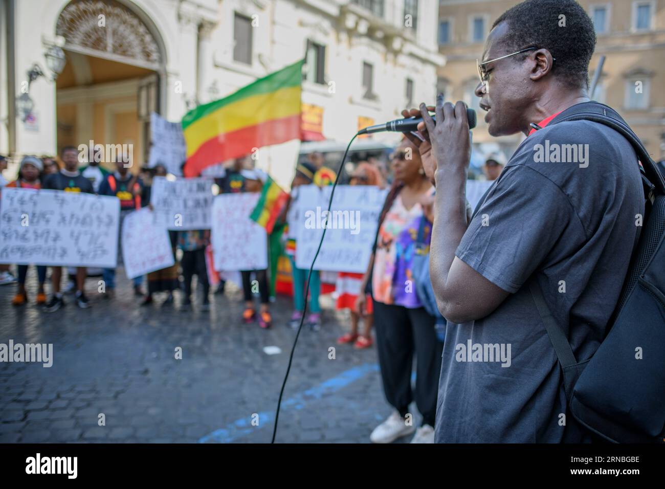 Rom, Italien. August 2023 31. Ein äthiopischer Mann der Amhara-Ethnie spricht während der Protestdemonstration gegen die Verfolgung der Amhara in Äthiopien in Rom ins Mikrofon. Nach Angaben des Hohen Kommissars der Vereinten Nationen für Menschenrechte (OHCHR) sind in der Region Amhara mindestens 183 Menschen bei Zusammenstößen ums Leben gekommen. Nach der Ausrufung des Ausnahmezustands wurden mindestens 1.000 Personen verhaftet: Viele von ihnen gehörten der ethnischen Gruppe der Amhara an und verdächtigten, die Fano-Milizen („freiwillige Kämpfer“ in Amharisch) zu unterstützen, die sich weigern, in die Feder aufgenommen zu werden Stockfoto