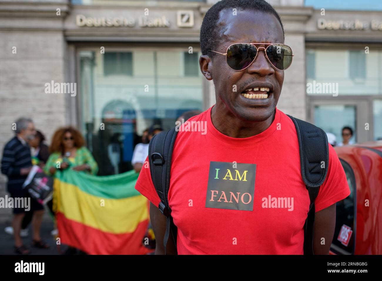 Rom, Italien. August 2023 31. Ein äthiopischer Mann mit Amhara-ethnischer Zugehörigkeit lobt die Fano-Milizen während der Protestdemonstration gegen die Verfolgung der Amhara in Äthiopien, die in Rom stattfand.nach Angaben des Hohen Kommissars der Vereinten Nationen für Menschenrechte (OHCHR) sind in der Region Amhara mindestens 183 Menschen bei Zusammenstößen getötet worden. Nach der Ausrufung des Ausnahmezustands wurden mindestens 1.000 Personen verhaftet: Viele von ihnen gehörten der ethnischen Gruppe der Amhara an und verdächtigten die Fano-Milizen („Freiwillige Kämpfer“ in Amharisch) zu unterstützen, die sich weigern, in die föderale Armee aufgenommen zu werden Stockfoto