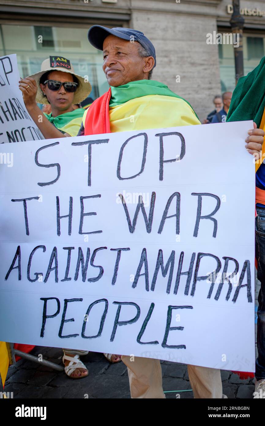 Rom, Italien. August 2023 31. Ein äthiopischer Mann der Amhara-ethnischen Gruppe hält ein Zeichen, das für ein Ende des Krieges gegen das Amhara-Volk während der Protestdemonstration gegen die Verfolgung der Amhara in Äthiopien in Rom plädiert. Nach Angaben des Hohen Kommissars der Vereinten Nationen für Menschenrechte (OHCHR) sind in der Region Amhara mindestens 183 Menschen bei Zusammenstößen ums Leben gekommen. Nach der Ausrufung des Ausnahmezustands wurden mindestens 1.000 Personen verhaftet: Viele von ihnen gehörten der ethnischen Gruppe der Amhara an und verdächtigten, die Fano-Milizen („freiwillige Kämpfer“ in Amh) zu unterstützen Stockfoto