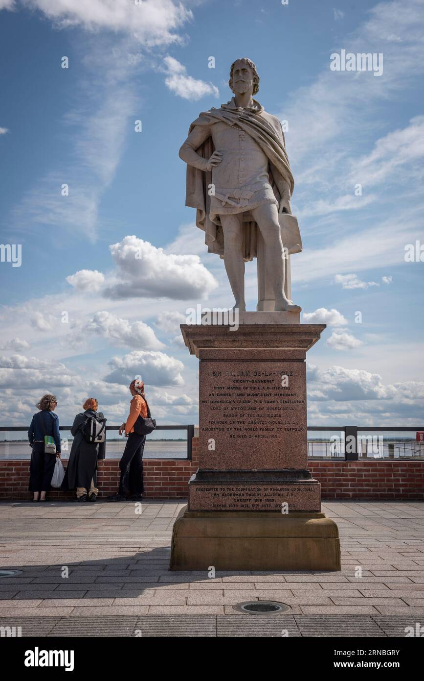 Eine Statue von Sir William de-La-Pole, dem ersten Bürgermeister von Kingston upon Hull im 14. Jahrhundert an der Uferpromenade des Hafens von Hull, Yorkshire, Großbritannien Stockfoto