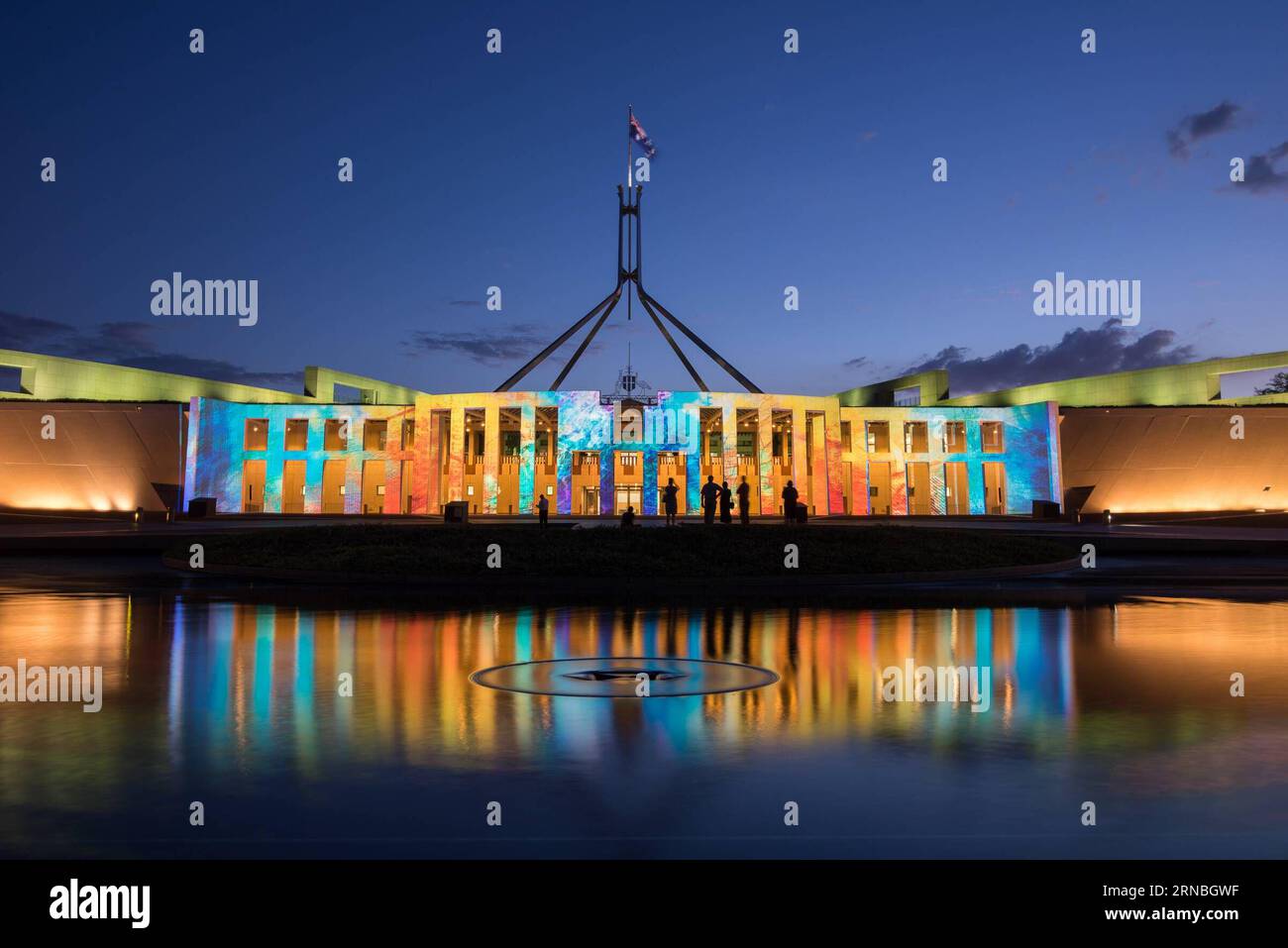 Das Parliament House of Australia wird während Enlighten Canberra in Canberra, Australien, am 4. März 2016 beleuchtet. Enlighten Canberra ist eine jährliche Kultur- und Kreativaktivität, die im März stattfindet und bei der wichtige Gebäude wie das Parlamentsgebäude, das Alte Parlamentsgebäude, das National Science and Technology Centre und die Nationalbibliothek mit bunten Lichtern beleuchtet werden. ) (Djj) AUSTRALIA-CANBERRA-LIGHT SHOW JustinxQian PUBLICATIONxNOTxINxCHN Parliament House of Australia WIRD während Enlighten Canberra in Canberra Australia am 4. März 2016 Enlighten Canberra IS to Annual Cultural and CR beleuchtet Stockfoto