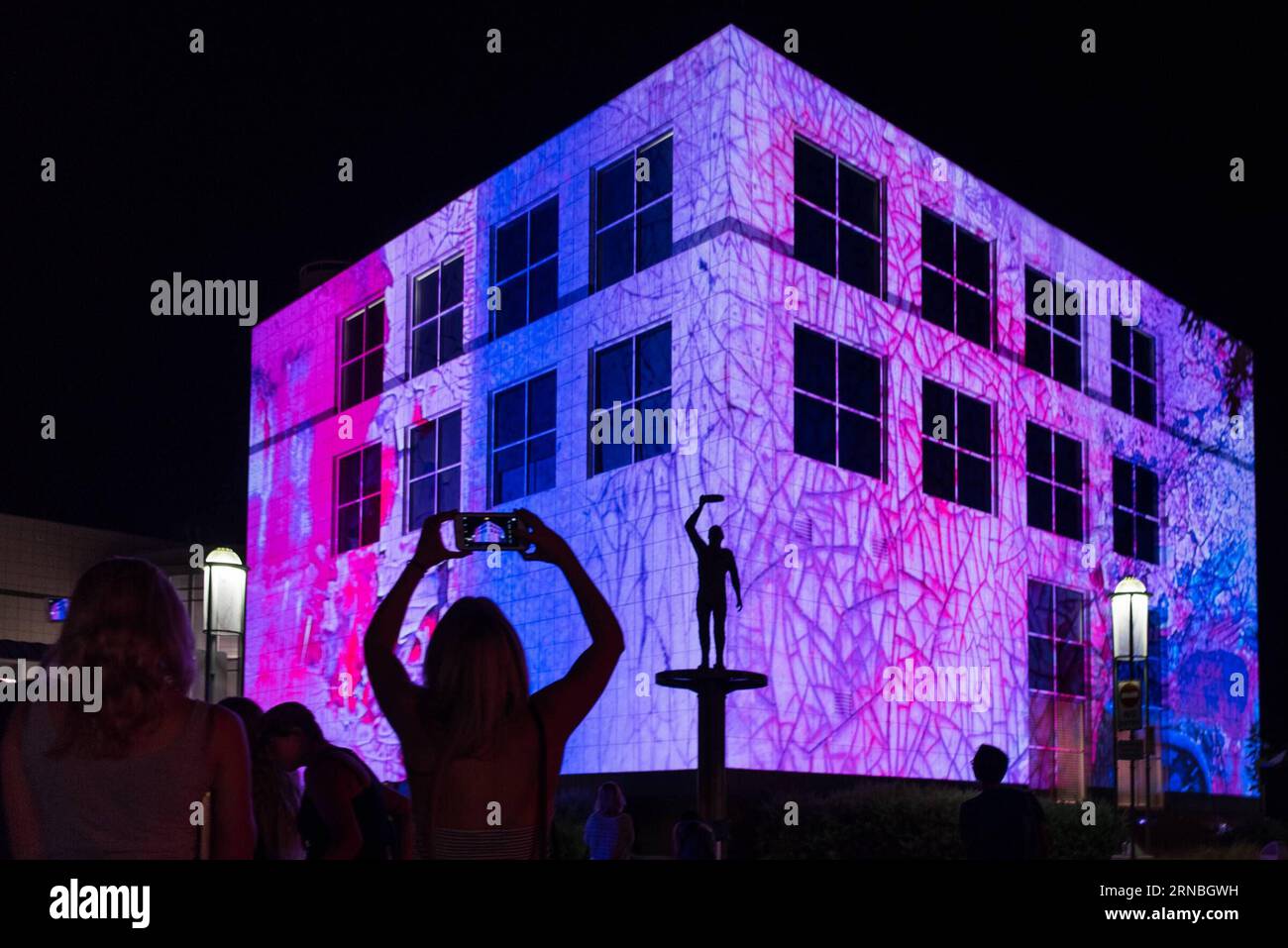 Das National Science and Technology Centre wird während Enlighten Canberra in Canberra, Australien, am 4. März 2016 beleuchtet. Enlighten Canberra ist eine jährliche Kultur- und Kreativaktivität, die im März stattfindet und bei der wichtige Gebäude wie das Parlamentsgebäude, das Alte Parlamentsgebäude, das National Science and Technology Centre und die Nationalbibliothek mit bunten Lichtern beleuchtet werden. ) (Djj) AUSTRALIA-CANBERRA-LIGHT SHOW JustinxQian PUBLICATIONxNOTxINxCHN National Science and Technology Centre WIRD während Enlighten Canberra in Canberra Australien am 4. März 2016 Enlighten Canberra IS to Annu beleuchtet Stockfoto