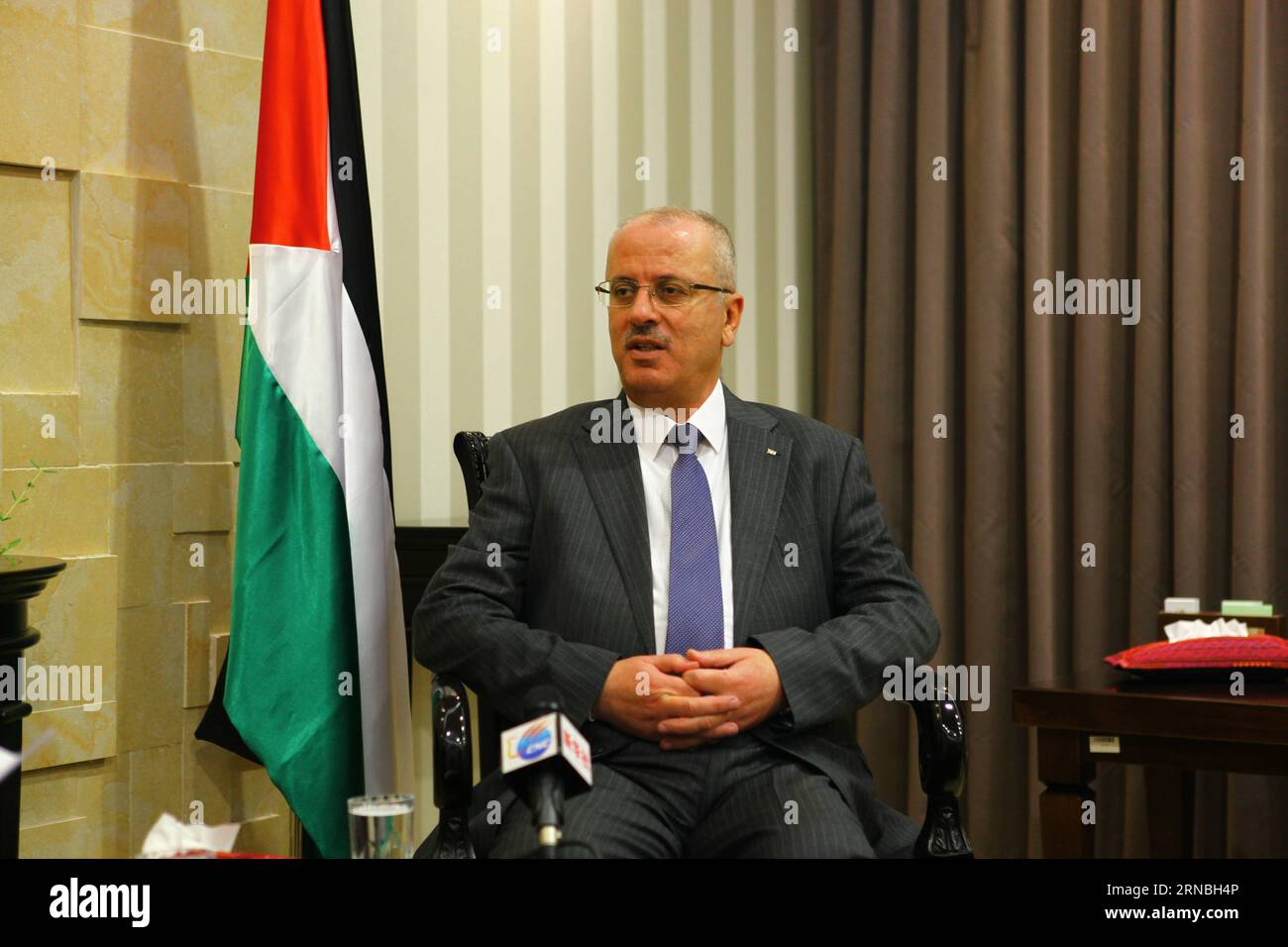 (160306) -- RAMALLAH, 6. März 2016 -- der palästinensische Premierminister Rami Hamdallah erhält ein exklusives Interview von Xinhua in Ramallah, 6. März 2016. Die Palästinenser planen, bald in den UN-Sicherheitsrat zurückzukehren, um eine Resolution zur Verurteilung israelischer Siedlungen im Westjordanland zu fordern, sagte der palästinensische Premierminister Rami Hamdallah am Sonntag. MIDEAST-RAMALLAH-PM-INTERVIEW LiuxLiwei PUBLICATIONxNOTxINxCHN Ramallah 6. März 2016 PALÄSTINENSISCHE Ministerpräsidenten Rami Hamdallah erhalten zum exklusiven Interview von XINHUA in Ramallah 6. März 2016 der PALÄSTINENSER Plan, in die UN-SicherheitsCoun zurückzukehren Stockfoto