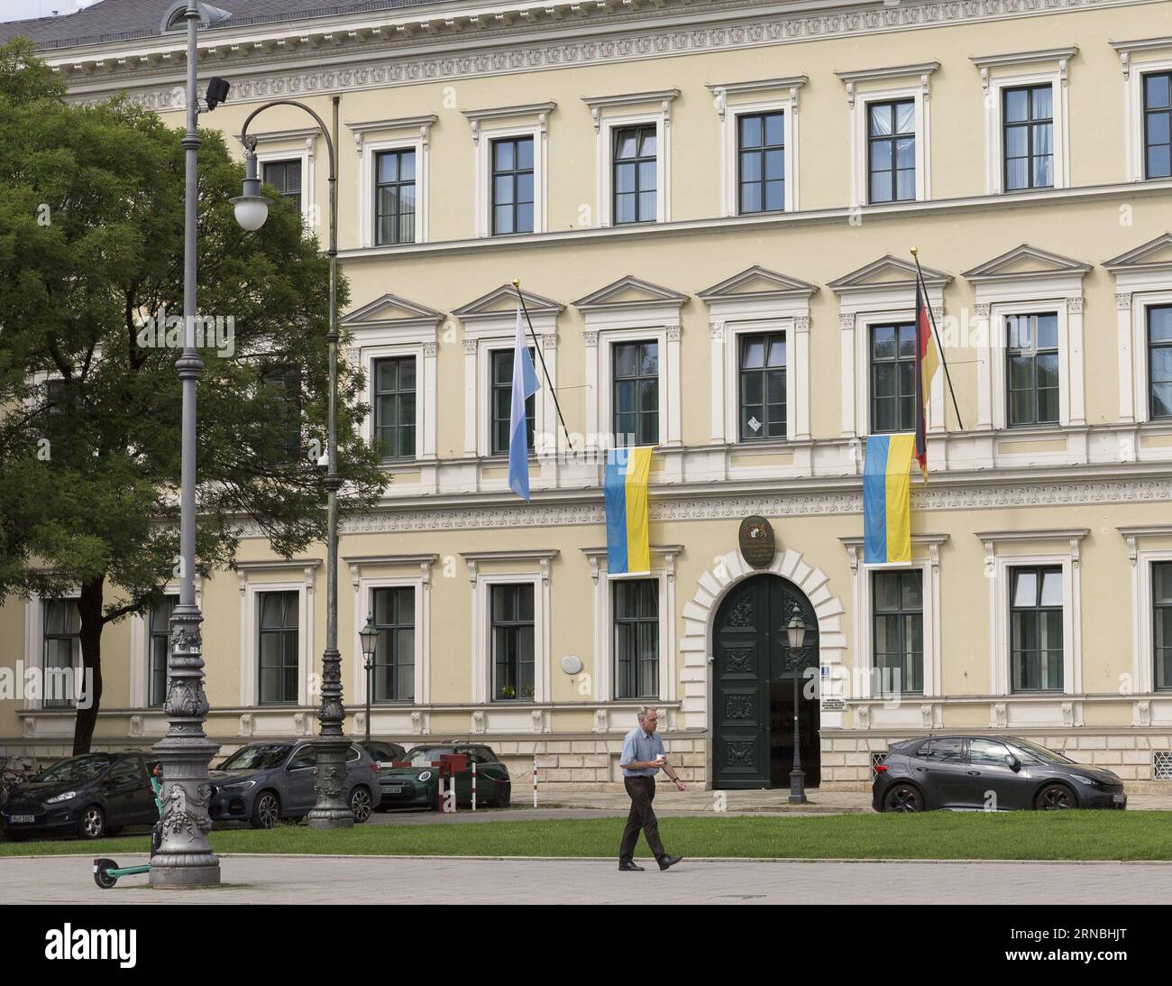 Ukrainische Flaggen auf bayerisches Sportministerium in München Stockfoto