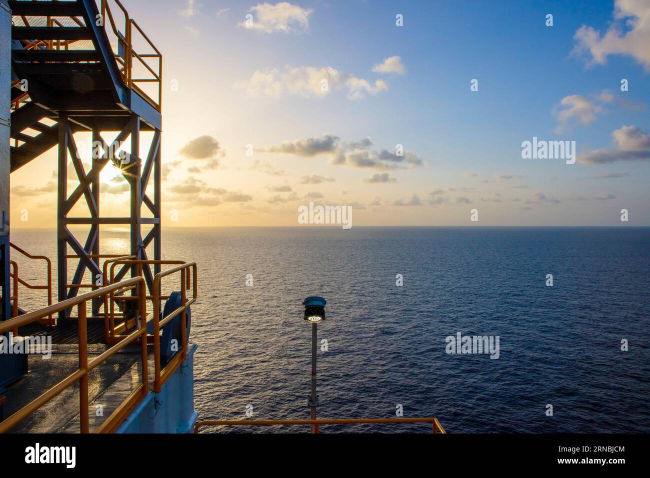 Erdöl- und Erdgasförderung im Golf von Mexiko bei Dämmerung Stockfoto