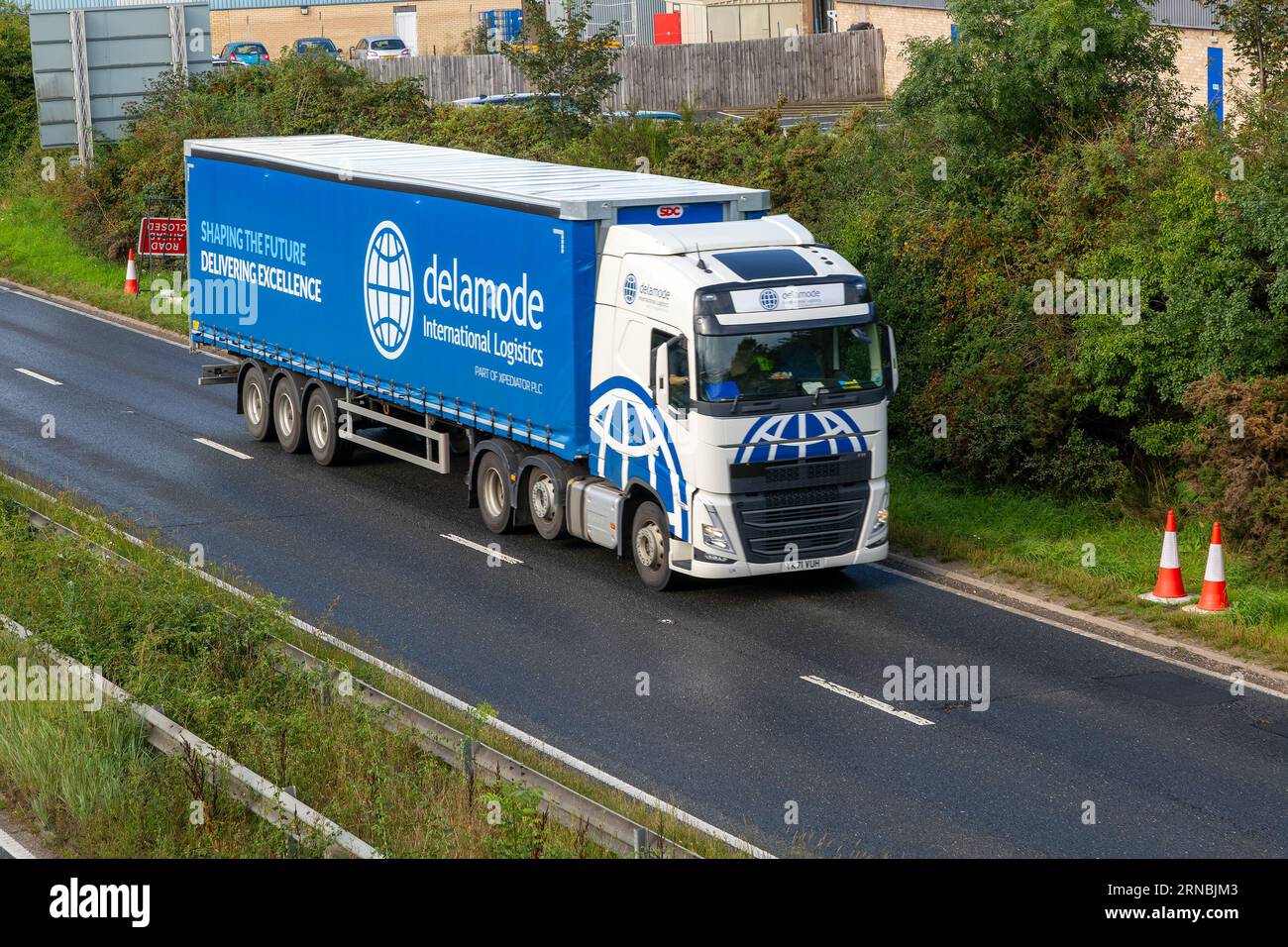 Delamode International Logistics Truck, A12 zweispurige Hauptstraße, Martlesham, Suffolk, England, Vereinigtes Königreich Stockfoto
