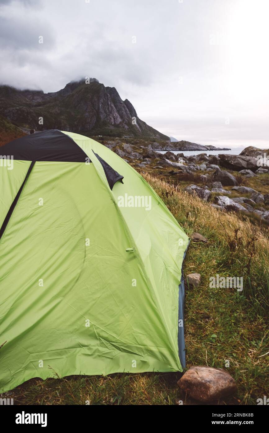 Camping-Zelt an der Küste der Lofoten-Inseln an einem bewölkten Tag Stockfoto