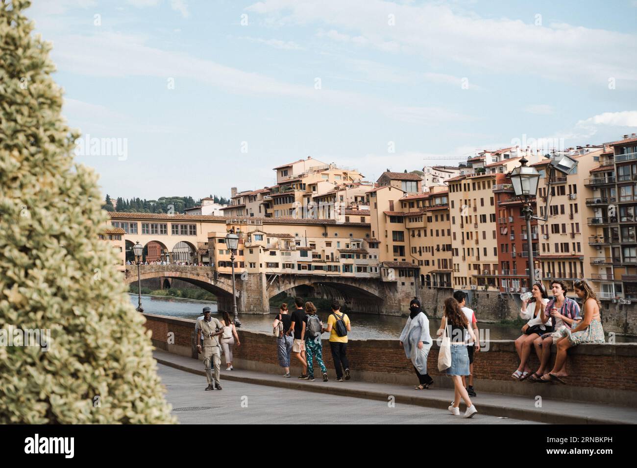 Touristen, Jugendliche und Studenten auf der Promenade Acciaiuoli Stockfoto