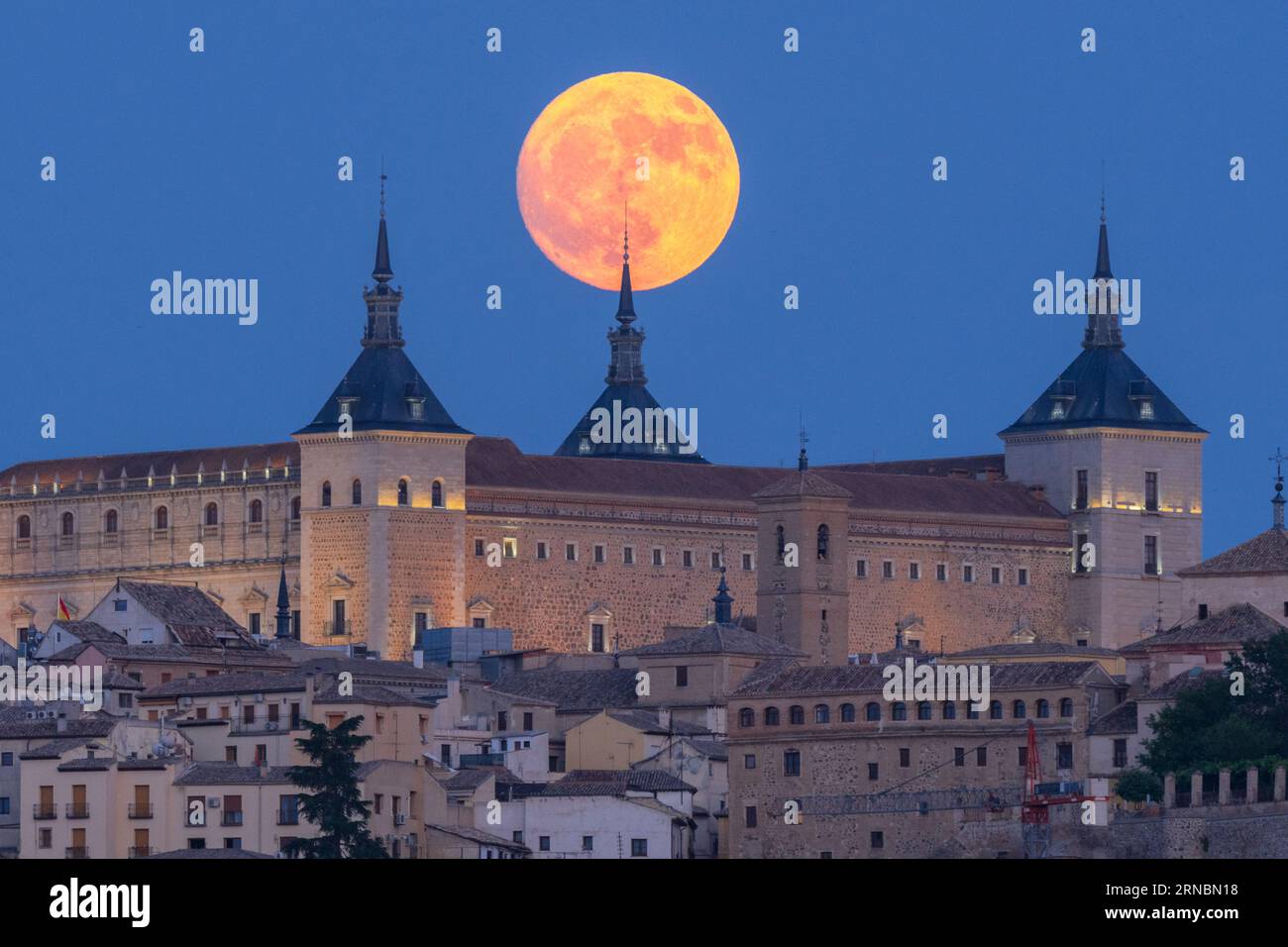 Supermond über dem Schloss Alcázar. Weltkulturerbe Stockfoto