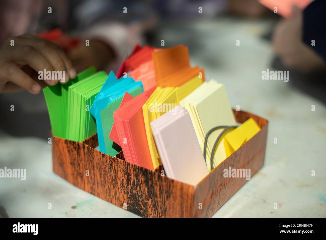 Farbiges Papier. Papier. Pappstücke. Stockfoto