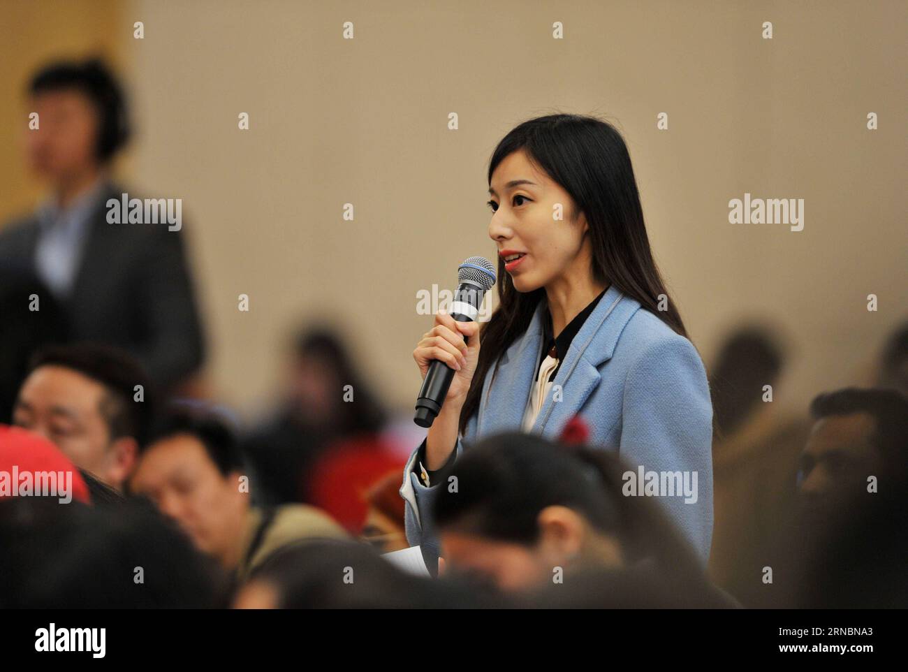 (160310) -- PEKING, 10. März 2016 -- Ein Journalist mit Qilu Evening News stellt Fragen während einer Pressekonferenz über den Fortschritt der Gesetzgebung am Rande der vierten Sitzung des 12. Nationalen Volkskongresses Chinas in Peking, der Hauptstadt Chinas, am 10. März 2016. )(mcg) (ZWEI SITZUNGEN)CHINA-BEIJING-NPC-PRESS CONFERENCE-LEGISLATION (CN) LixRenzi PUBLICATIONxNOTxINxCHN 160310 Peking 10. März 2016 ein Journalist mit Qilu Evening News stellt während einer Pressekonferenz Fragen über den Fortschritt der Gesetzgebung AN der Seite der vierten Sitzung des China S 12. National Celebrities S Kongresses in Stockfoto