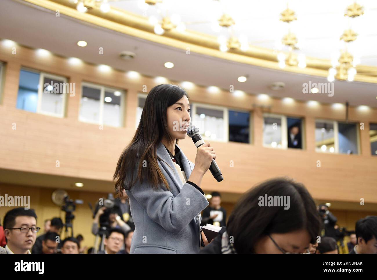 (160310) -- PEKING, 10. März 2016 -- Ein Journalist mit Qilu Evening News stellt Fragen während einer Pressekonferenz über den Fortschritt der Gesetzgebung am Rande der vierten Sitzung des 12. Nationalen Volkskongresses Chinas in Peking, der Hauptstadt Chinas, am 10. März 2016. )(mcg) (ZWEI SITZUNGEN)CHINA-BEIJING-NPC-PRESS CONFERENCE-LEGISLATION (CN) ChenxYichen PUBLICATIONxNOTxINxCHN 160310 Peking 10. März 2016 ein Journalist mit Qilu Evening News stellt während einer Pressekonferenz Fragen über den Fortschritt der Gesetzgebung AN der Seite der vierten Sitzung des 12. Chinesischen Nationalkongresses der Prominenten Stockfoto