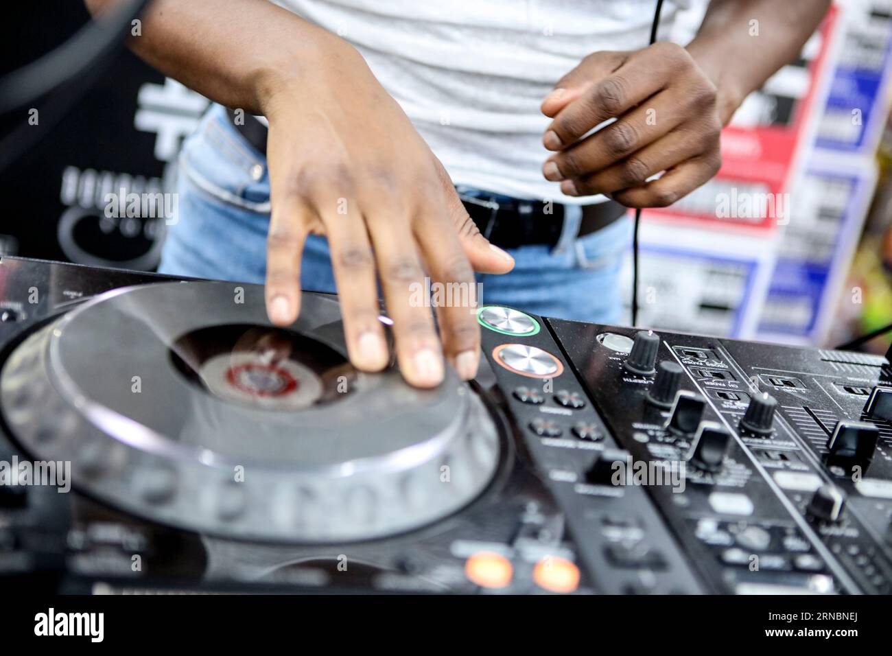 DJ auf dem Mischpult Stockfoto