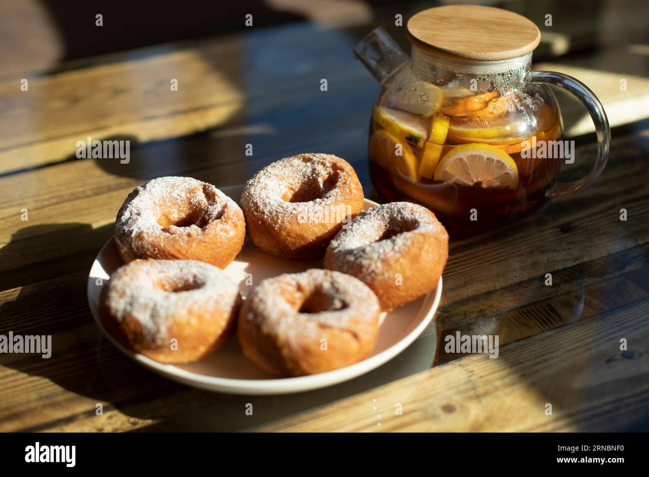Donuts auf dem Tisch. Leckeres Essen auf dem Tisch. Frühstück am Morgen. Stockfoto