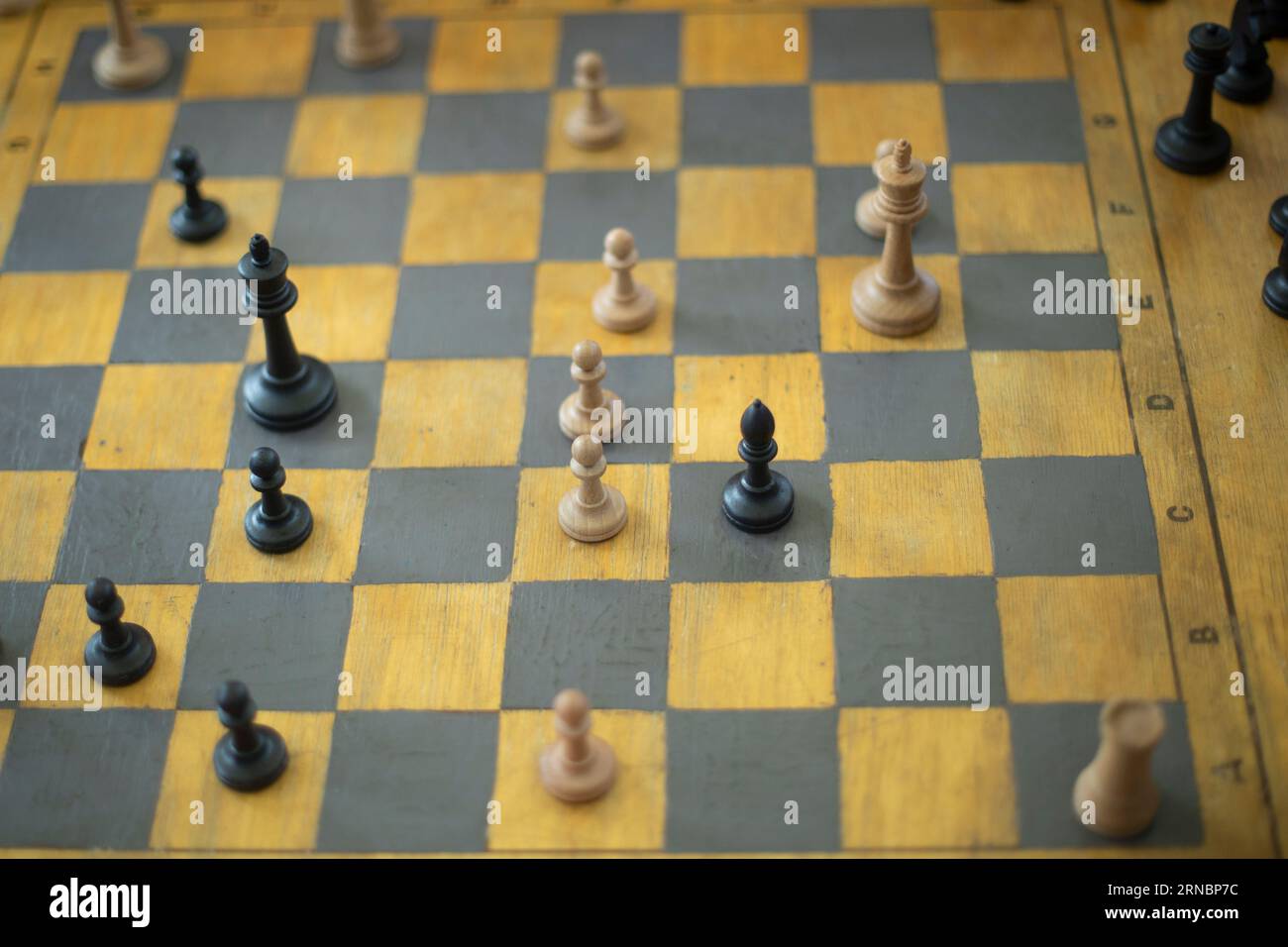Schachspiel. Schachturnier. Teile an Bord. Stockfoto