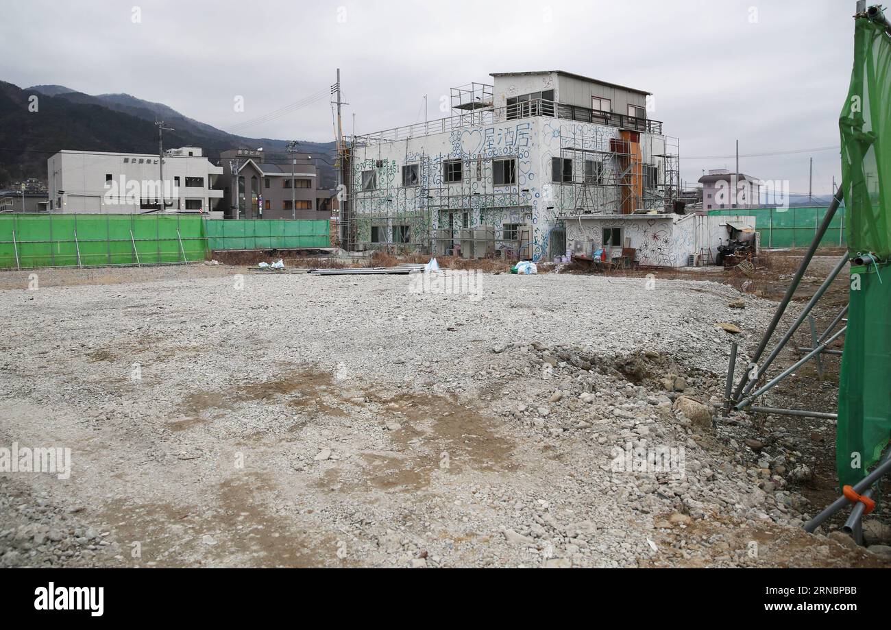 (160310) -- TOKIO, 10. März 2016 -- Foto vom 5. März 2016 zeigt ein Gebäude, das in Ofunato in der Präfektur Iwate im Nordosten Japans renoviert wird. Die Evakuierten, nachdem das monströse Erdbeben und der Tsunami das japanische Tohoku-Gebiet getroffen hatten, oder nordöstlicher Teil des Insellandes, hätte nie gedacht, dass sie fünf Jahre nach der Katastrophe in provisorischen Unterkünften bleiben würden, um gegen Einsamkeit und Krankheiten zu kämpfen, da die von der Regierung finanzierten öffentlichen Wohnprojekte verzögert werden und unerträgliche Kosten für diejenigen ohne Arbeit bedeuten. ) JAPAN-IWATE-REKONSTRUKTION LiuxTian PUBLICATIONxNOTxINxCHN 160310 Tok Stockfoto