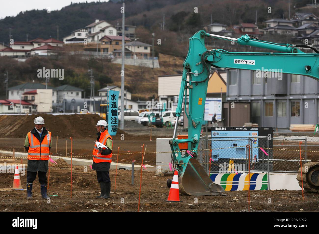 (160310) -- TOKIO, 10. März 2016 -- Foto vom 5. März 2016 zeigt einen Ort des Wiederaufbaus in Ofunato der Präfektur Iwate im Nordosten Japans. Die Evakuierten, nachdem das monströse Erdbeben und der Tsunami das japanische Tohoku-Gebiet getroffen hatten, oder nordöstlicher Teil des Insellandes, hätte nie gedacht, dass sie fünf Jahre nach der Katastrophe in provisorischen Unterkünften bleiben würden, um gegen Einsamkeit und Krankheiten zu kämpfen, da die von der Regierung finanzierten öffentlichen Wohnprojekte verzögert werden und unerträgliche Kosten für diejenigen ohne Arbeit bedeuten. ) JAPAN-IWATE-REKONSTRUKTION LiuxTian PUBLICATIONxNOTxINxCHN 160310 Tokio Stockfoto