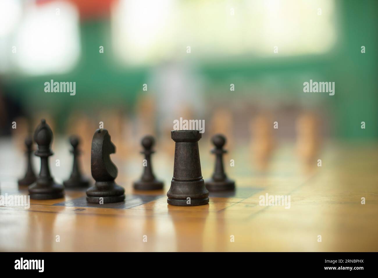 Schachstücke auf dem Tisch. Schachturnier. Antike Strategie. Stockfoto