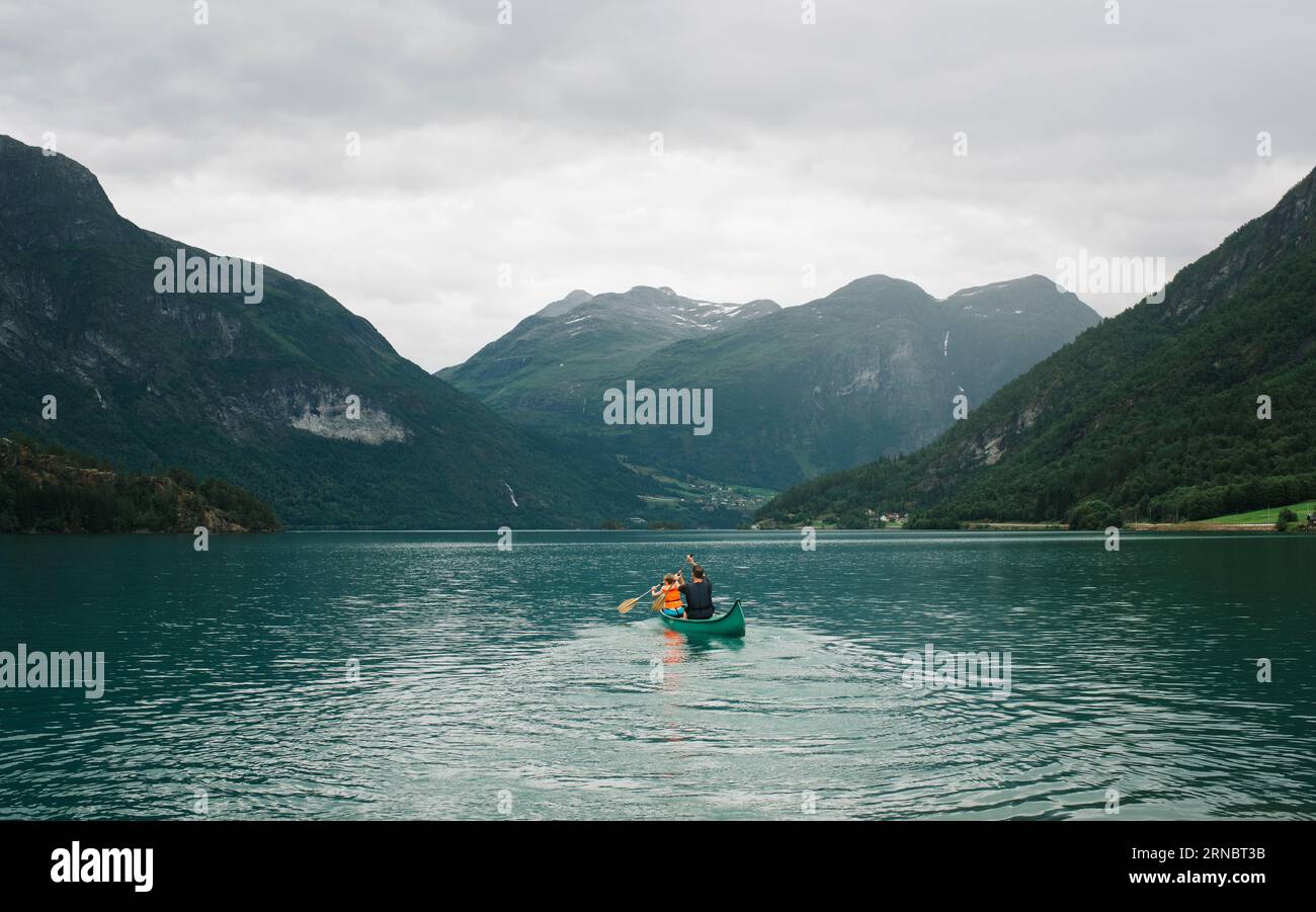 Vater und Sohn fahren gemeinsam in einem norwegischen Fjord Kanu Stockfoto