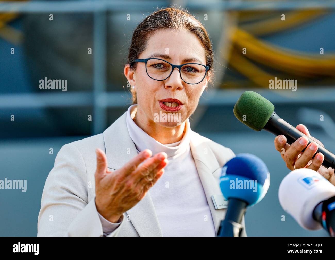 Kiel, Deutschland. September 2023. Katja Matthes, Direktorin des Geomar-Instituts, spricht an Bord eines Marineschiffs über die Bergung von Munitionsabfällen in der Ostsee. Quelle: Axel Heimken/dpa/Alamy Live News Stockfoto