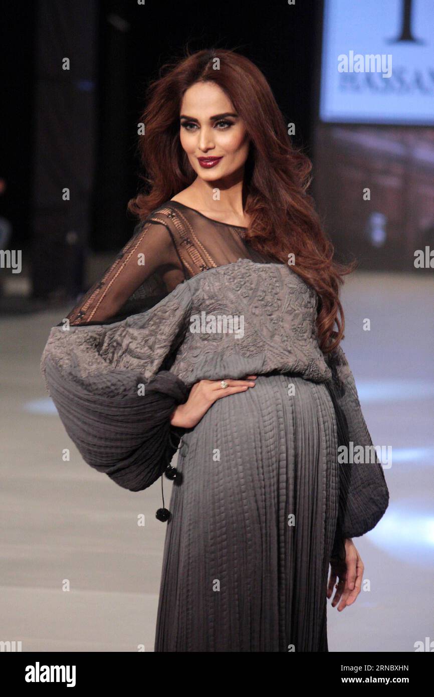 (160313) -- LAHORE, 13. März 2016 -- Ein Modell präsentiert eine Kreation des Designers Hassan Sheheryar Yasin (HSY) am letzten Tag der Pakistan Fashion Design Council (PFDC) Sunsilk Fashion Week 2016 im östlichen pakistanischen Lahore am 13. März 2016. Der letzte Tag der PFDC Sunsilk Fashion Week 2016 endete am Sonntag und markierte den Abschluss von vier Tagen mit einer Litanei von Designern, Textilhäusern und High-Street-Marken, die die besten ihrer Saison präsentieren. ) PAKISTAN-LAHORE-PFDC-FASHION WEEK JamilxAhmed PUBLICATIONxNOTxINxCHN LAHORE 13. März 2016 A Model präsentiert eine Kreation der Designer Hassan Sheheryar Yasin HSY O Stockfoto