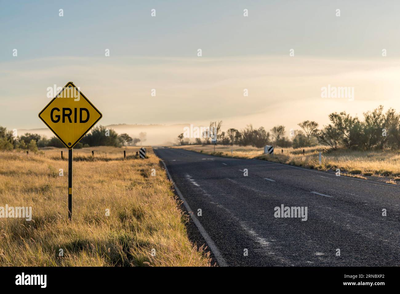 Tief hängender Nebel über dem Larapinta Drive zwischen Alice Springs (Mparntwe) und Simpsons Gap (Rungutjirpa) im Northern Territory von Australien Stockfoto