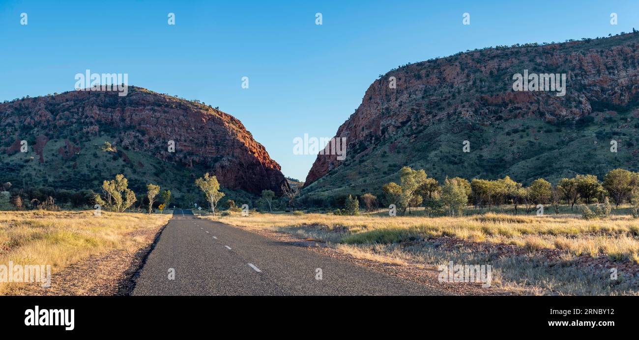 Die Zufahrtsstraße, Darken Drive (abseits des Larapinta Drive), nach Rungutjirba Ridge und Simpsons Gap (Rungutjirpa) im Northern Territory (NT) Australien Stockfoto