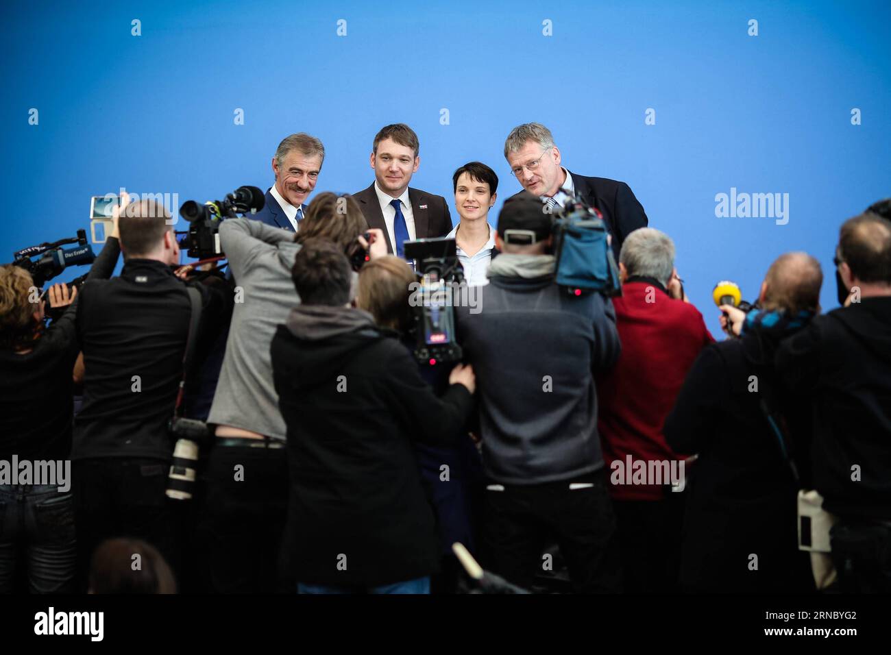 (160314) -- BERLIN, 14. März 2016 -- Frauke Petry (2. R), Leiterin der Anti-Migration-Partei, die Alternative für Deutschland (AfD), nimmt am 14. März 2016 an einer Pressekonferenz mit anderen Parteiführern in Berlin Teil. Wahlberechtigte haben am Sonntag in den südwestlichen bundesländern Baden-Württemberg und Rheinland-Pfalz sowie im Osten Sachsen-Anhalts ihre Stimmzettel abgegeben, um drei neue Regionalparlamente zu wählen. Die AfD verzeichnete bemerkenswerte Erfolge bei den Wahlen und konnte in alle drei Landesparlamente einbrechen. ) DEUTSCHLAND-BERLIN-POLITIK-ABSTIMMUNG-MIGRATION ZhangxFan PUBLICATIONxNOTxIN Stockfoto