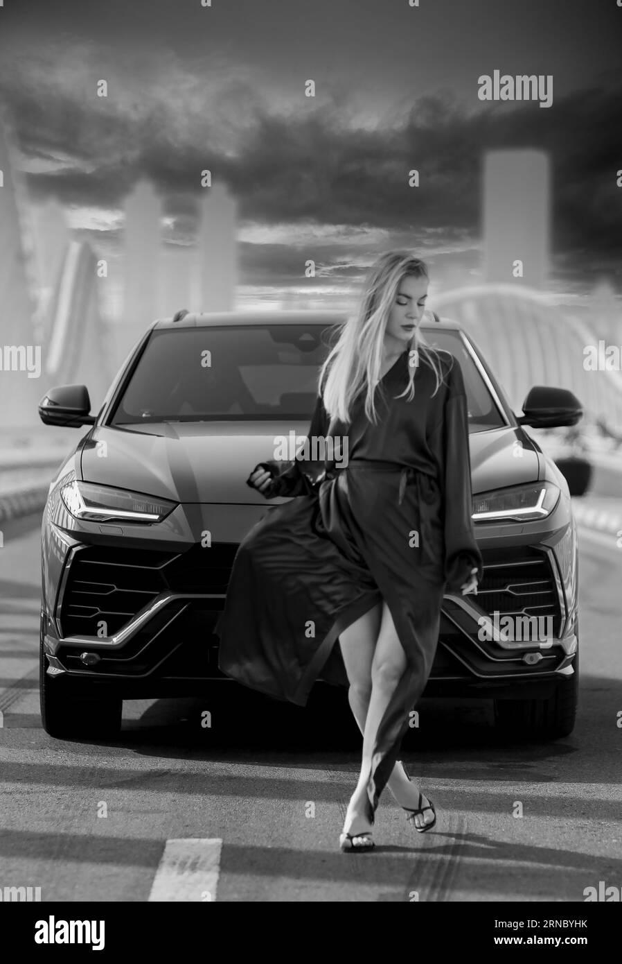 Mädchen posiert mit dem Auto an einem schönen Tag Stockfoto