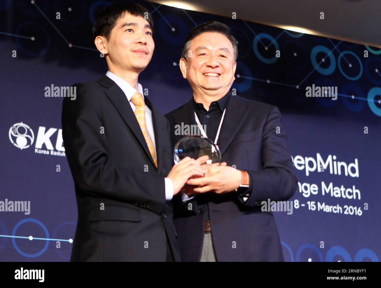 (160315) -- SEOUL, 15. März 2016 -- Hong Seok-Hyun (R), Vorsitzender der südkoreanischen Baduk Association, verleiht dem südkoreanischen Profi-Go-Spieler Lee Sedol, nachdem Lee das Endspiel der Google DeepMind Challenge gegen das Google-Programm für künstliche Intelligenz AlphaGo in Seoul, Südkorea, am 15. März beendet hat. 2016. Googles Go-Play-Computerprogramm besiegte seinen menschlichen Gegner erneut in einem Endspiel am Dienstag, das seinen Sieg 4-1 besiegelte. (SP)SÜDKOREA-GO-LEE SEDOL VS ALPHAGO-FÜNFTE RUNDE YaoxQilin PUBLICATIONxNOTxINxCHN Seoul 15. März 2016 Hong Seok Hyun r Vorsitzender von South K Stockfoto