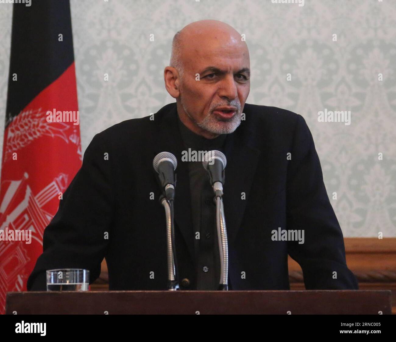 (160315) -- KABUL, 15. März 2016 -- der afghanische Präsident Mohammad Ashraf Ghani spricht während einer Pressekonferenz in Kabul, der Hauptstadt Afghanistans, am 15. März 2016. Vor einer gemeinsamen Pressekonferenz mit dem afghanischen Präsidenten Mohammad Ashraf Ghani erklärte der NATO-Generalsekretär Stoltenberg, dass die NATO die afghanischen Sicherheitskräfte im Rahmen der Mission zur Unterstützung der Resolute-Mission (RS) zur Beseitigung des Terrorismus weiterhin unterstützen werde. ) AFGHANISTAN-KABUL-NATO GENERALSEKRETÄR-PRESSEKONFERENZ RahmatxAlizadah PUBLICATIONxNOTxINxCHN KABUL 15. März 2016 afghanischer Präsident Mohammad Ashraf Ghani spricht Dur Stockfoto