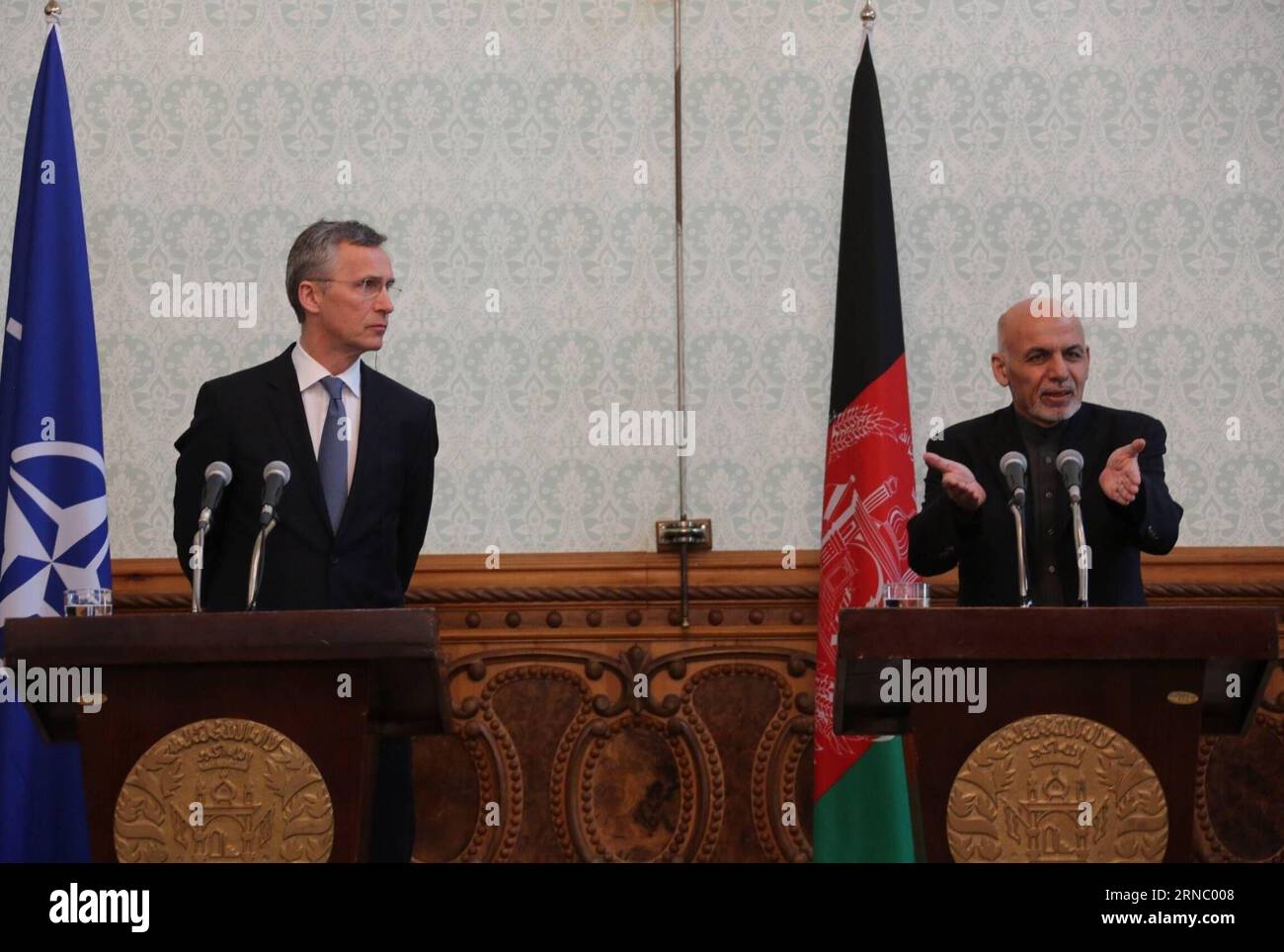 Bilder des Tages (160315) -- KABUL, 15. März 2016 -- der afghanische Präsident Mohammad Ashraf Ghani (R) spricht während einer Pressekonferenz in Kabul, der Hauptstadt Afghanistans, am 15. März 2016. Vor einer gemeinsamen Pressekonferenz mit dem afghanischen Präsidenten Mohammad Ashraf Ghani erklärte der NATO-Generalsekretär Stoltenberg, dass die NATO die afghanischen Sicherheitskräfte im Rahmen der Mission zur Unterstützung der Resolute-Mission (RS) zur Beseitigung des Terrorismus weiterhin unterstützen werde. ) AFGHANISTAN-KABUL-NATO GENERALSEKRETÄR-PRESSEKONFERENZ RahmatxAlizadah PUBLICATIONxNOTxINxCHN Images The Day Kabul 15. März 2016 Afghan Presi Stockfoto