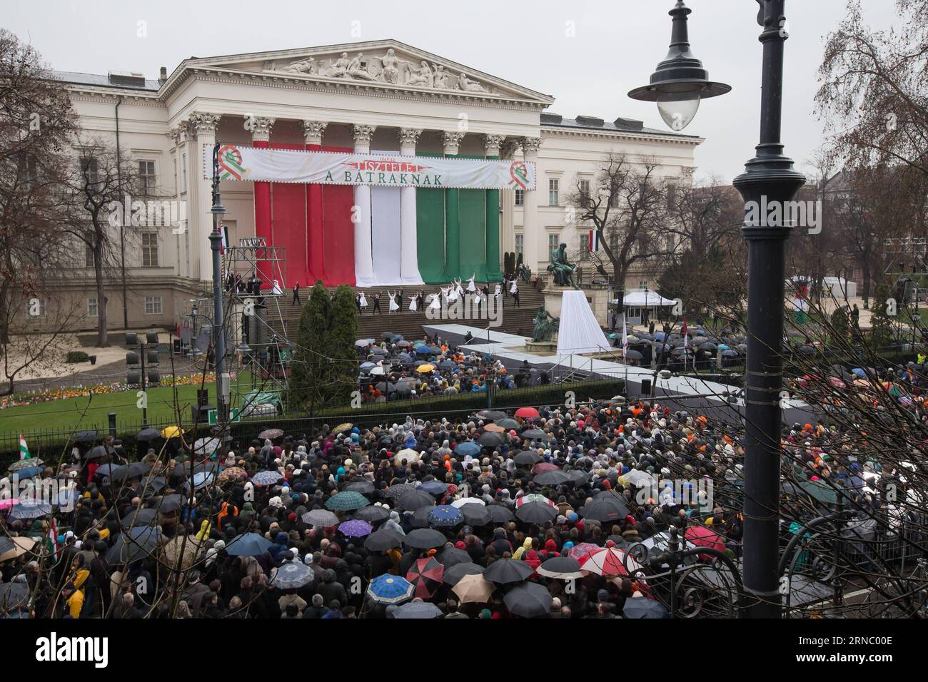 (160315) -- BUDAPEST, 15. März 2016 -- ungarische Tänzer treten vor dem Ungarischen Nationalmuseum anlässlich des 168. Jahrestages des Ausbruchs der Revolution 1848-1849 und des Unabhängigkeitskrieges gegen das österreichische Habsburgerreich am 15. März 2016 in Budapest, Ungarn, auf. ) UNGARN-BUDAPEST-1848 REVOLUTION-JUBILÄUM-GEDENKEN AttilaxVolgyi PUBLICATIONxNOTxINxCHN Budapest 15. März 2016 ungarische Tänzerinnen treten vor dem Ungarischen Nationalmuseum auf, um den 168. Jahrestag des Ausbruchs der Revolution 1848 1849 zu feiern und war von der Unabhängigkeit gegen Österreich S Habsburgerreich in BU Stockfoto