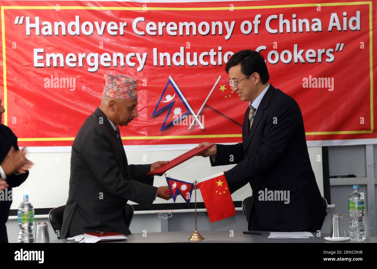 (160316) -- KATHMANDU, 16. März 2016 -- der chinesische Botschafter in Nepal Wu Chuntai (R) tauscht Dokumente mit dem Sekretär des nepalesischen Versorgungsministeriums Shreedhar Sapkota während der Übergabezeremonie der Induktionskocher in Singhadurbar, Kathmandu, Nepal, 16. März 2016 aus. China stellte Nepal am Mittwoch 10.000 Induktionskochfelder zur Verfügung. Die Hilfe wurde von der chinesischen Regierung zu einer Zeit angekündigt, als das vom Beben verwüstete Nepal unter akutem Mangel an Erdölprodukten und Kochgas aufhörte. ) NEPAL-KATHMANDU-CHINA HILFT BEI DER ÜBERGABE VON INDUKTIONSKOCHERN Stockfoto