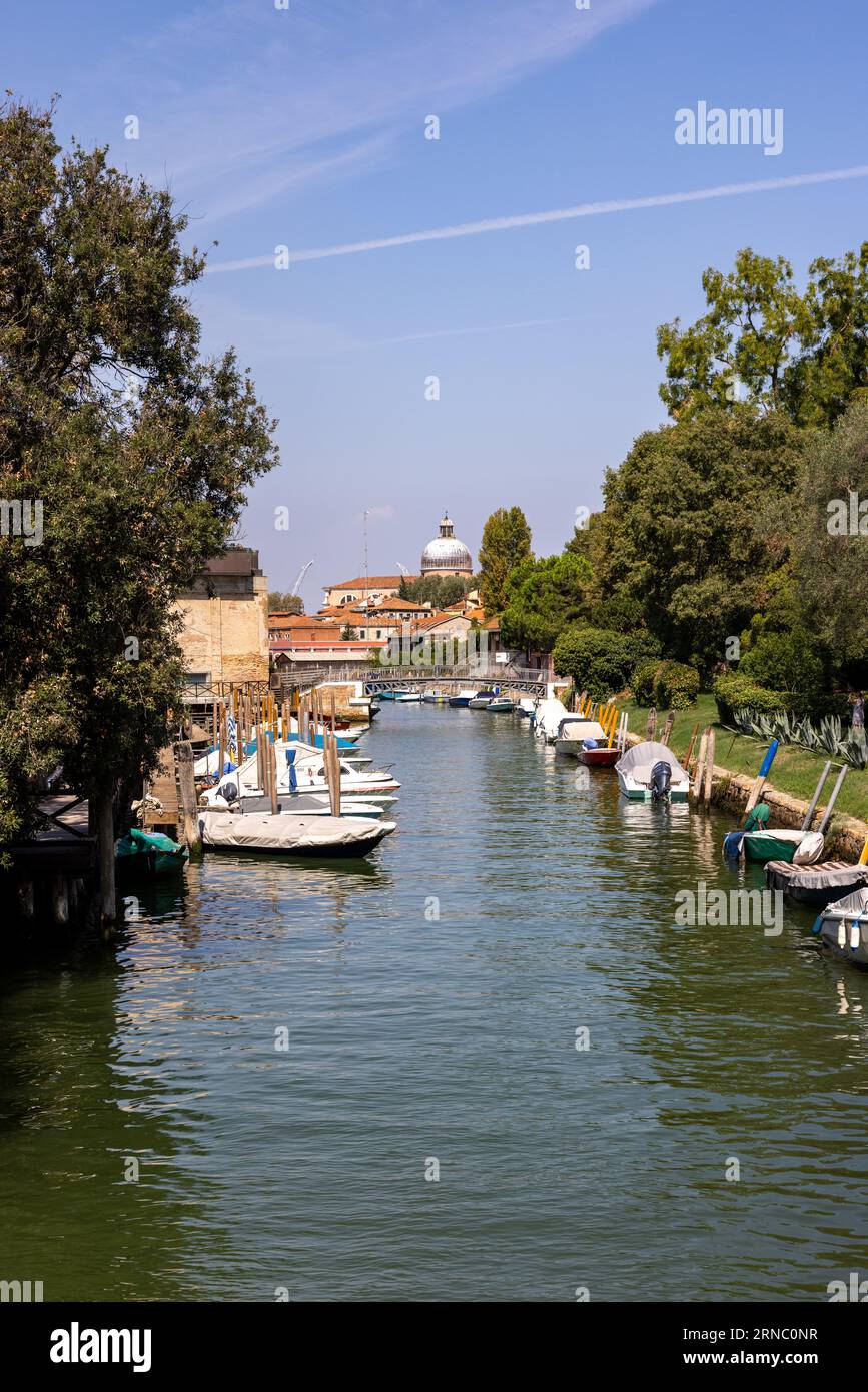 Venedig, Italien - 6. September 2022: 59. Uhr Ein typischer venezianischer Kanal auf dem Gelände des Giardnini-Gartens in Venedig Stockfoto