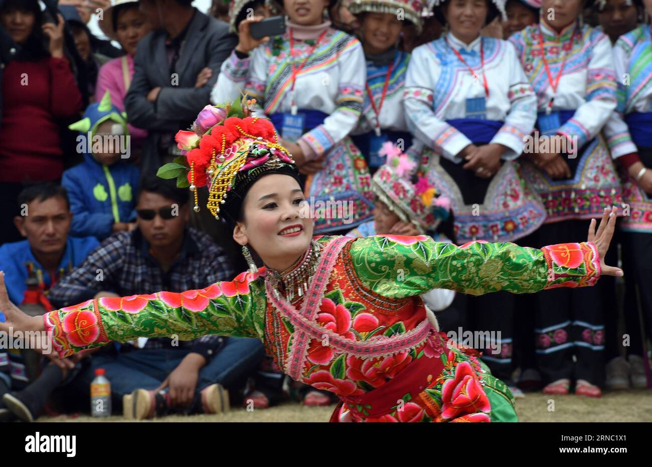(160318) -- WEISHAN, 18. März 2016 -- Ein Mädchen tanzt bei einem Schönheitswettbewerb während des Birnenblütenfestivals in der Gemeinde Ma anshan in Weishan Yi und Hui Autonomous County, Provinz Yunnan im Südwesten Chinas, 17. März 2016. Das Birnenblütenfest in Weishan Yi und Hui zog viele Besucher an. ) (Zwx) CHINA-YUNNAN-WEISHAN-BIRNENBLÜTENFEST (CN) ChenxHaining PUBLICATIONxNOTxINxCHN WEISHAN 18. März 2016 ein Mädchen tanzt BEI einem Schönheitswettbewerb während des Birnenblütenfestivals in MA Anshan Township of Weishan Yi and Hui Autonomous County Südwest China S Yunnan Province 17. März 2 Stockfoto