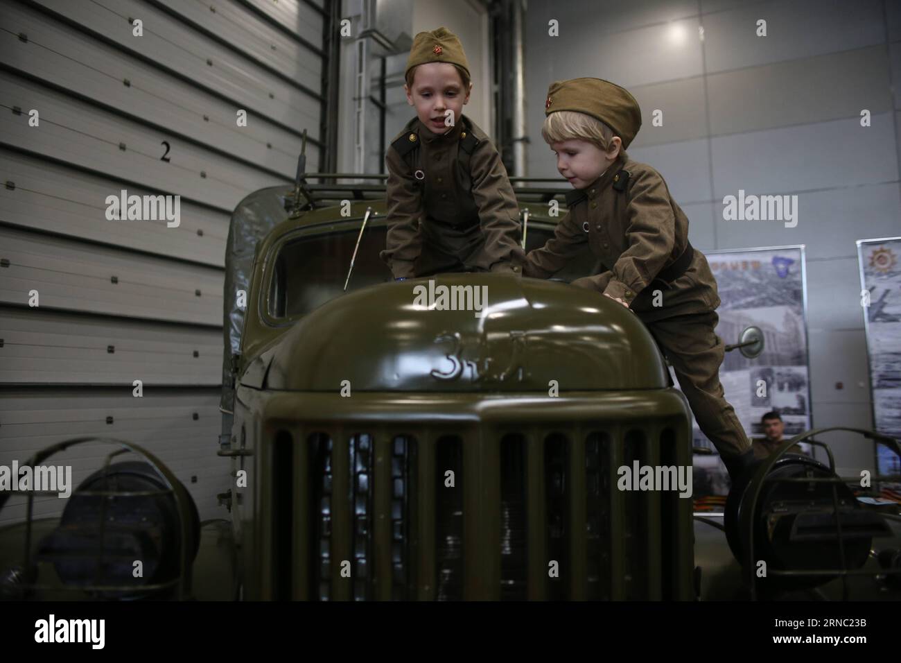 (160318) -- MOSKAU, 18. März 2016 -- Kinder spielen am 18. März 2016 in Moskau, Russland, auf Ausstellungsmodellen mit Kostümkleidung in sowjetischer Uniform im Stil des Zweiten Weltkriegs. Die internationale Ausstellung „Motors of war“ in Moskau zeigt Fahrzeuge, die am Zweiten Weltkrieg teilgenommen haben und vom 18. Bis 20. März stattfinden werden. RUSSLAND-MOSKAU-WWII-AUSSTELLUNG EvgenyxSinitsyn PUBLICATIONxNOTxINxCHN Moskau 18. März 2016 Kinder spielen AUF Belichtungsmodellen in Kostümen stilisierte sowjetische Uniform aus dem Zweiten Weltkrieg in Moskau Russland AM 18. März 2016 Internationale Ausstellung Engine of was in Moskau zeigt FAHRZEUGE nahmen AM Zweiten Weltkrieg Teil und will Hero vom 18. Bis 20. März Stockfoto