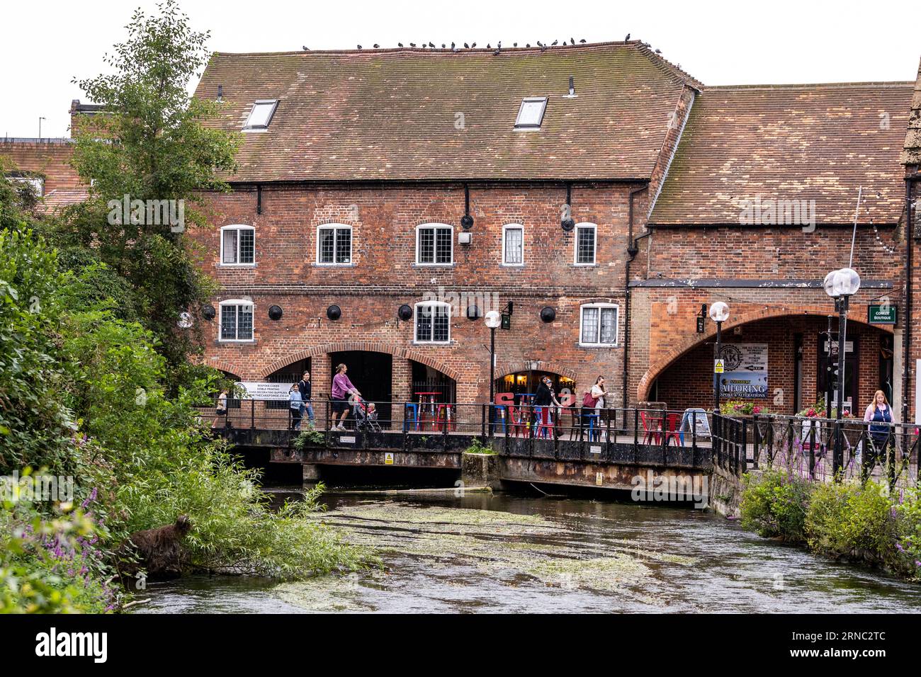 Spaziergang am Fluss. Die Maltings am Fluss Avon in Salisbury, Wiltshire, Großbritannien Stockfoto