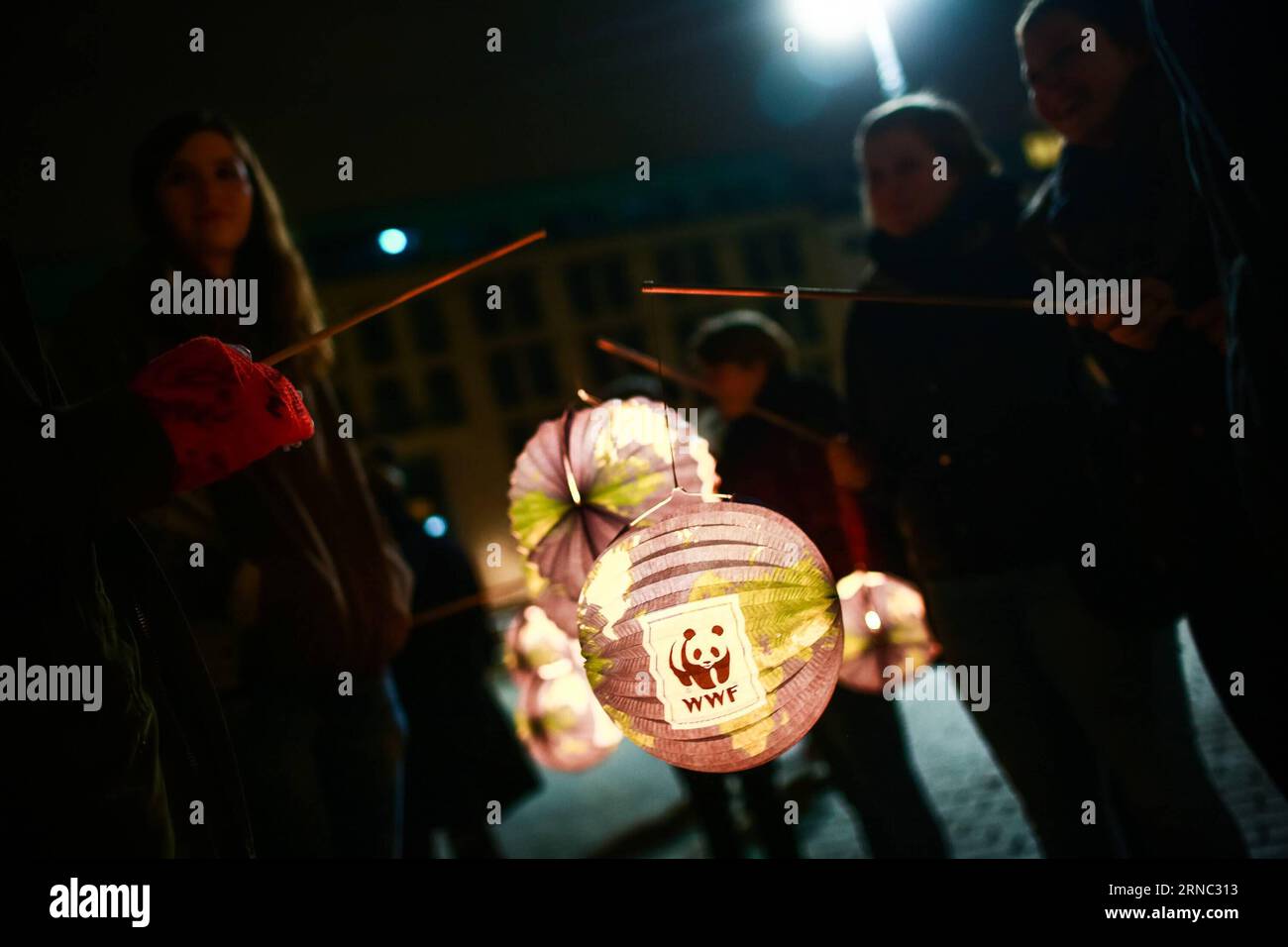 (160320) -- BERLIN, 20. März 2016 -- vor dem Brandenburger Tor versammeln sich Menschen, die Laternen halten, zum jährlichen Earth Hour Event in Berlin, 19. März 2016. ) DEUTSCHLAND-BERLIN-EARTH HOUR ZhangxFan PUBLICATIONxNOTxINxCHN Berlin 20. März 2016 Berühmtheiten mit Laternen versammeln sich vor dem Brandenburger Tor zum jährlichen Earth Hour Event in Berlin Deutschland 19. März 2016 Deutschland Berlin Earth Hour ZhangxFan PUBLICATIONxNOTxINxCHN Stockfoto