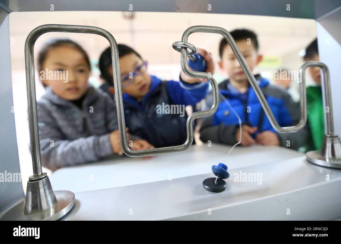 (160321) -- JIMO, 21. März 2016 -- Schüler erleben ein Hand-Augen-Koordinationsprojekt in einem Wissenschaftsmuseum in Jimo City, Ostchinesische Provinz Shandong, 21. März 2016. Das Community Science Museum bietet 50 interaktive Exponate kostenlos für Bewohner und Teenager. ) (lfj) CHINA-SHANDONG-JIMO-COMMUNITY SCIENCE MUSEUM (CN) LiangxXiaopeng PUBLICATIONxNOTxINxCHN JIMO 21. März 2016 Schüler erleben ein Handaugenkoordinierungsprojekt in einem Community Science Museum in der ostchinesischen JIMO-Stadt S Shan Dong Provinz 21. März 2016 das Community Science Museum stellt 50 interaktive Exponate für F zur Verfügung Stockfoto