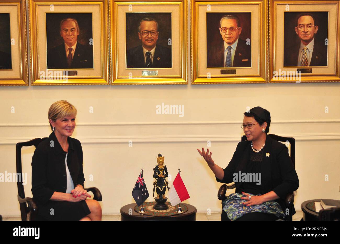 (160321) -- JAKARTA, 21. März 2016 -- der indonesische Außenminister Retno Marsudi (R) trifft sich mit dem australischen Außenminister Julie Bishop am 21. März 2016 in Jakarta. ) INDONESIEN-AUSTRALIEN-FMS-TREFFEN Zulkarnain PUBLICATIONxNOTxINxCHN Jakarta 21. März 2016 indonesische Außenminister Retno Marsudi r trifft mit den australischen Außenministern Julie Bishop in Jakarta 21. März 2016 Indonesien Australien FMS-Treffen Zulkarnain PUBLICATIONxNOTxINxCHN Stockfoto