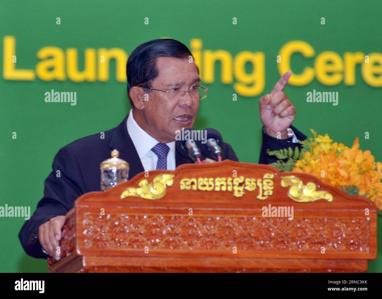 (160321) -- PHNOM PENH, 21. März 2016 -- kambodschanischer Premierminister Hun Sen spricht während der Eröffnungszeremonie eines Reformprogramms für das öffentliche Finanzmanagement in Phnom Penh, Kambodscha, 21. März 2016. Hun Sen verteidigte am Montag seine bevorstehende Kabinettsumbildung und sagte, dass seine neuen Kabinettsmitglieder zwar die gleichen Gesichter haben, aber härter daran arbeiten werden, ein hohes Wirtschaftswachstum und die Armutsbekämpfung aufrechtzuerhalten. ) KAMBODSCHA-PHNOM PENH-POLITIK Sovannara PUBLICATIONxNOTxINxCHN Phnom PENH 21. März 2016 kambodschanische Premierminister HUN Sen spricht während der Eröffnungszeremonie eines öffentlichen Finanzmanags Stockfoto