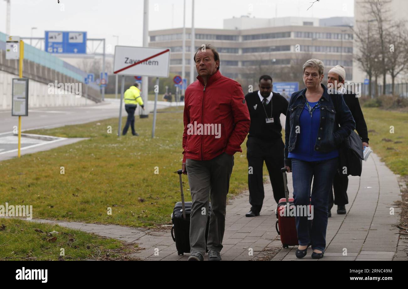 Am 22. März 2016 werden Menschen vom Brüsseler Flughafen in Brüssel, Belgien, evakuiert. Nach den Explosionen auf dem Brüsseler Flughafen und einer U-Bahn-Station am Dienstag wurden Berichten zufolge mindestens 13 Menschen getötet. ) BELGIEN-BRÜSSEL-EXPLOSIONEN YexPingfan PUBLICATIONxNOTxINxCHN Berühmtheiten werden AM 22. März 2016 vom Brüsseler Flughafen in Brüssel evakuiert mindestens 13 Berühmtheiten wurden Berichten zufolge nach Explosionen AM Brüsseler Flughafen und einer U-Bahn-Station AM Dienstag AM belgischen Brüsseler Flughafen getötet YexPingfan PUBLICATIONxNOTxINxCHN Stockfoto