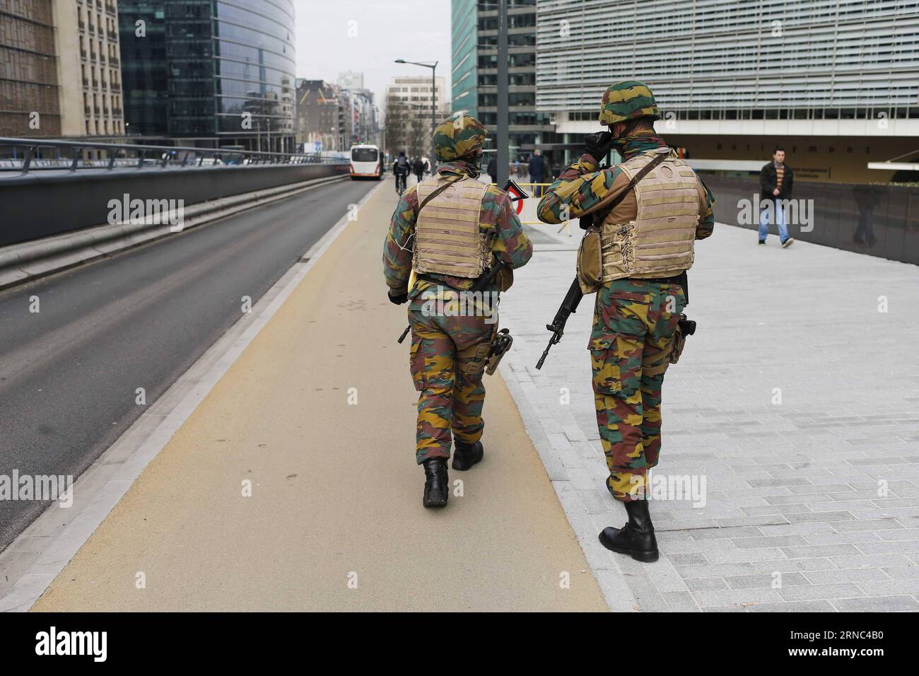 Belgische Soldaten parorl außerhalb des EU-Hauptquartiers in Brüssel, Belgien, am 22. März 2016. Nach den Explosionen auf dem Brüsseler Flughafen und einer U-Bahn-Station am Dienstag wurden Berichten zufolge mindestens 13 Menschen getötet. ) BELGIEN-BRÜSSEL-EXPLOSIONEN ZhouxLei PUBLICATIONxNOTxINxCHN belgische Soldaten außerhalb des EU-Hauptquartiers in Brüssel Belgien AM 22. März 2016 wurden Berichten zufolge mindestens 13 Berühmtheiten nach Explosionen AM Flughafen Brüssel und einer U-Bahn-Station AM Dienstag, Belgien, Brüssel-Explosionen ZhouxLei PUBLICATIONxNOTxINxCHN, getötet Stockfoto